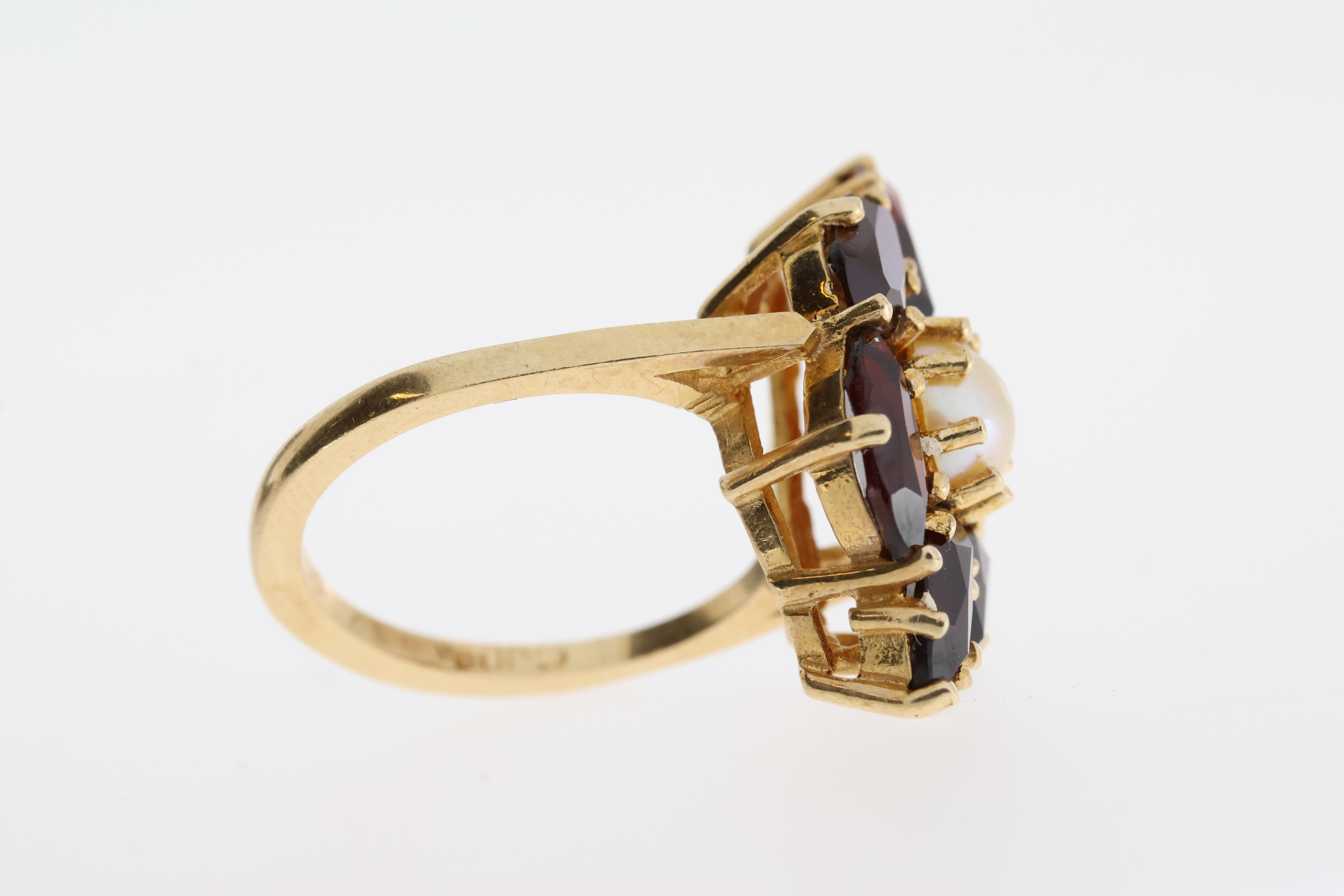 Fine 14ct Gold Garnet and Cultured Pearl RingFully hallmarked for 14ct Gold set with Marquis - Image 10 of 10