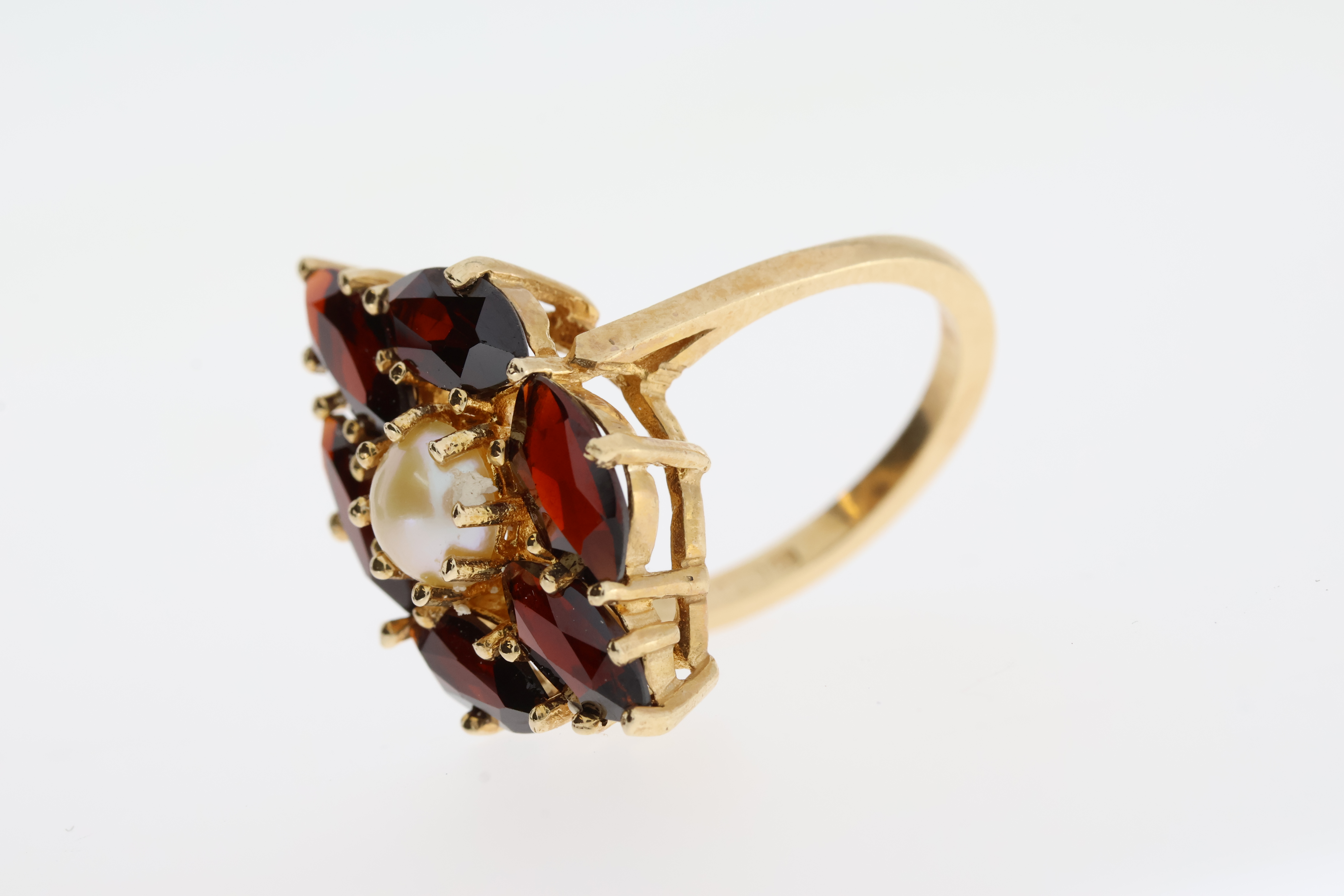 Fine 14ct Gold Garnet and Cultured Pearl RingFully hallmarked for 14ct Gold set with Marquis - Image 6 of 10