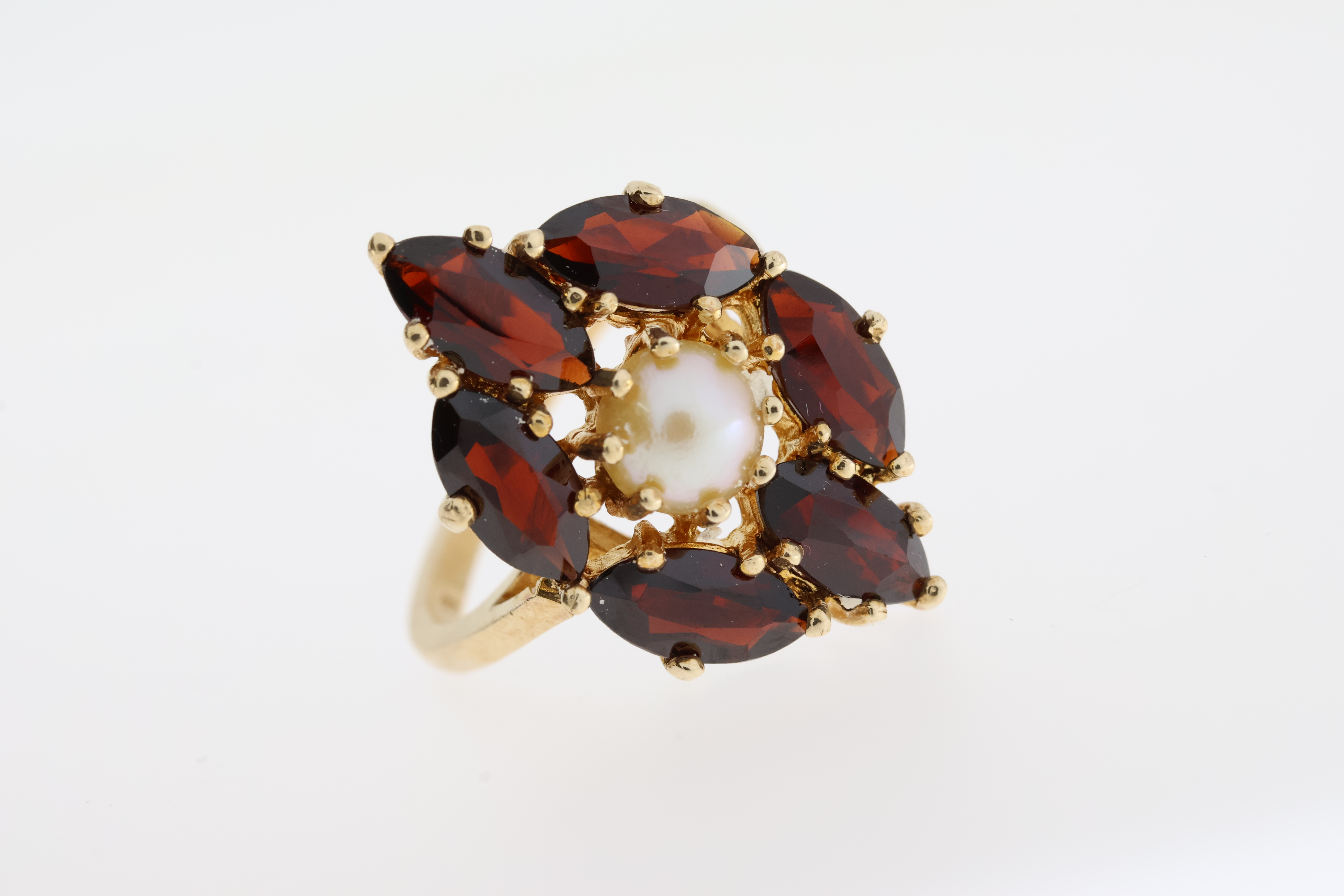 Fine 14ct Gold Garnet and Cultured Pearl RingFully hallmarked for 14ct Gold set with Marquis - Image 7 of 10