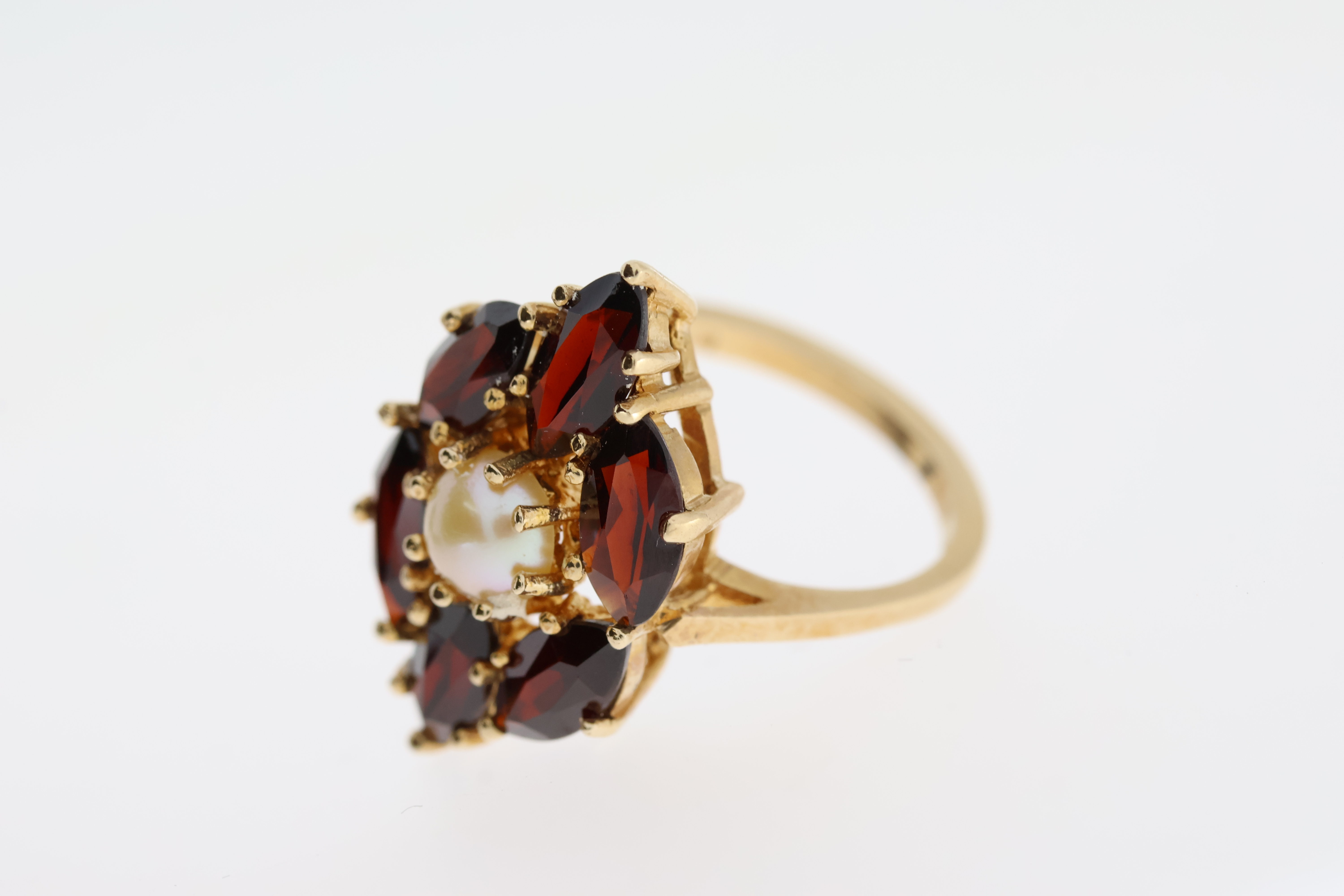 Fine 14ct Gold Garnet and Cultured Pearl RingFully hallmarked for 14ct Gold set with Marquis - Image 5 of 10