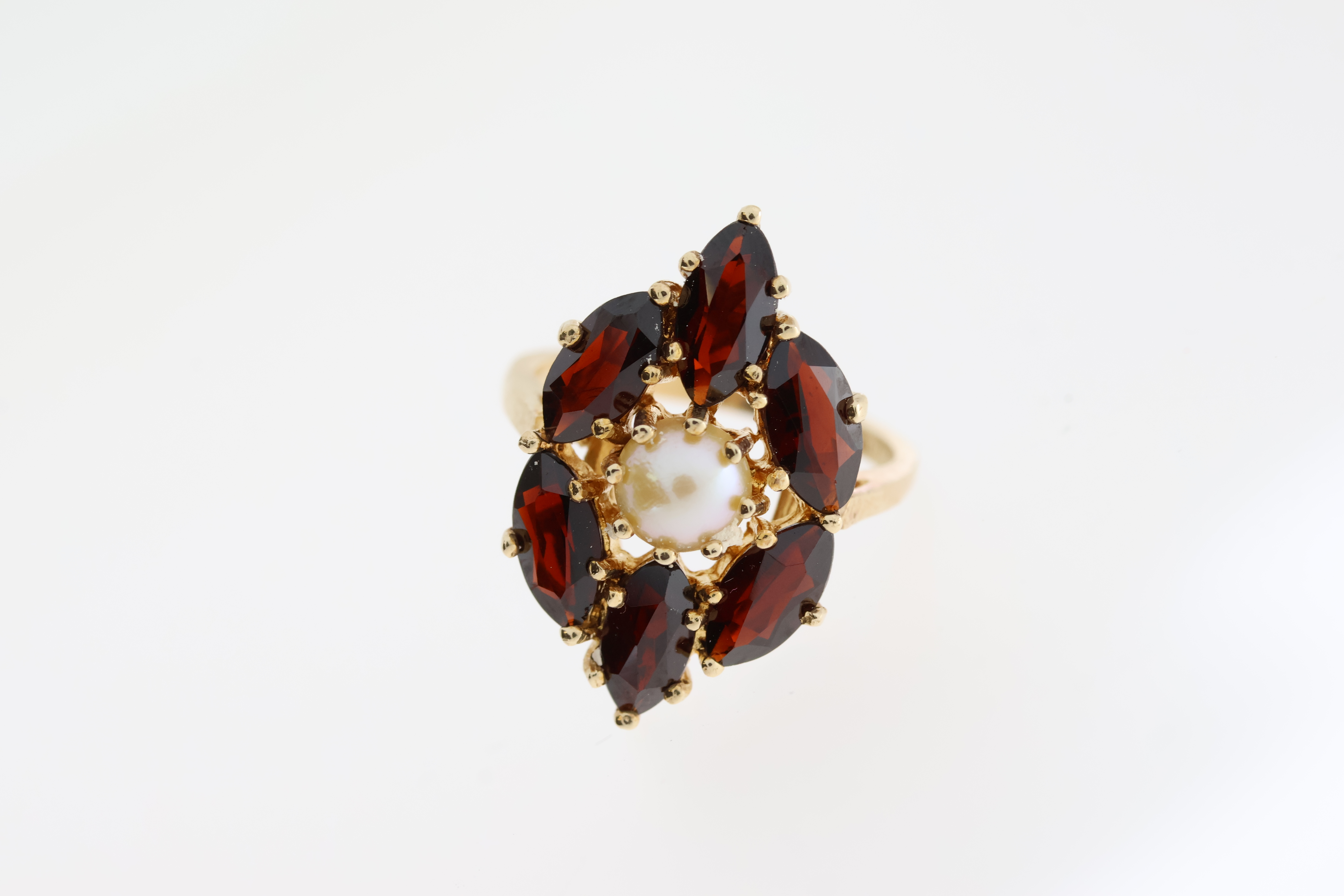 Fine 14ct Gold Garnet and Cultured Pearl RingFully hallmarked for 14ct Gold set with Marquis - Image 4 of 10