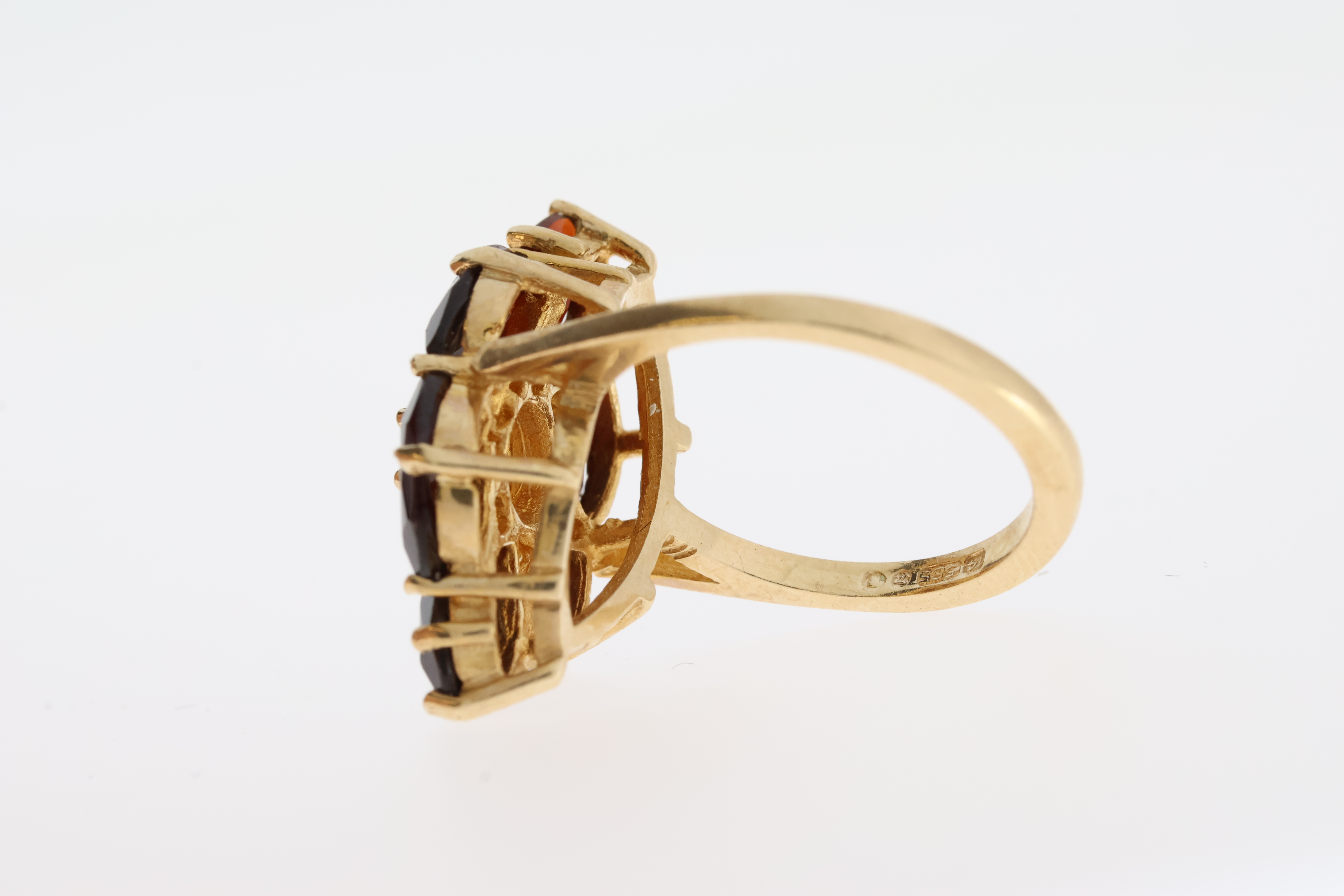 Fine 14ct Gold Garnet and Cultured Pearl RingFully hallmarked for 14ct Gold set with Marquis - Image 8 of 10