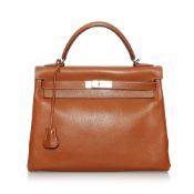 Hermes 2005 Epsom Kelly Retourne 32 The Kelly 32 features an Epsom leather body in Gold color, a