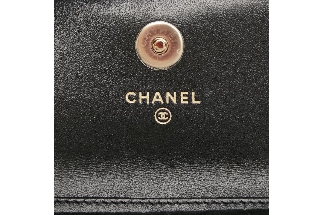 Chanel Matelasse Velvet Pearl Crush Flap Bag The Mini Flap Bag features a quilted velvet body, a - Image 6 of 10