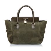 Hermes Toolbox 26 The Toolbox 26 features a suede leather body, a detachable canvas shoulder