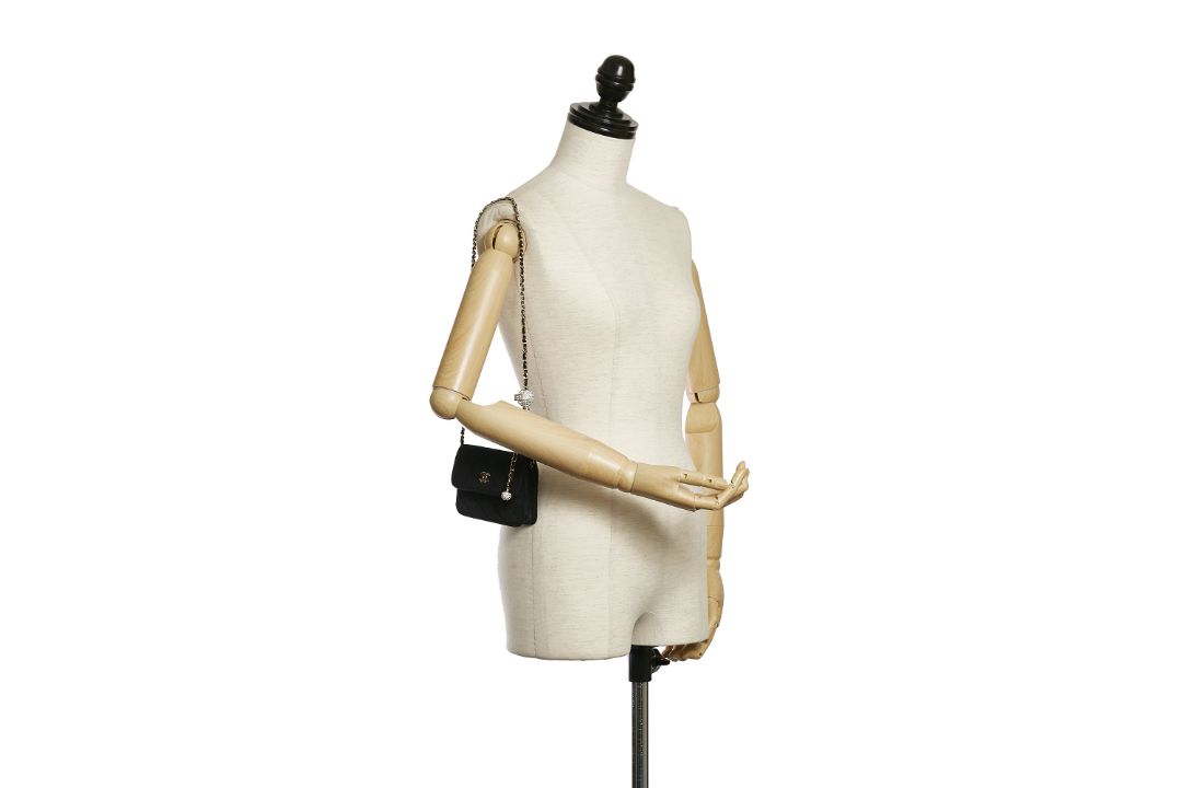 Chanel Matelasse Velvet Pearl Crush Flap Bag The Mini Flap Bag features a quilted velvet body, a - Image 9 of 10