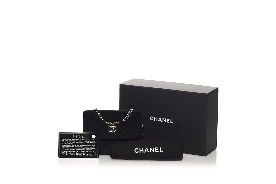 Chanel Matelasse Velvet Pearl Crush Flap Bag The Mini Flap Bag features a quilted velvet body, a - Image 10 of 10