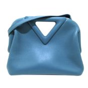 Bottega Veneta Point Leather Satchel The Point features a leather body, a frame with magnetic