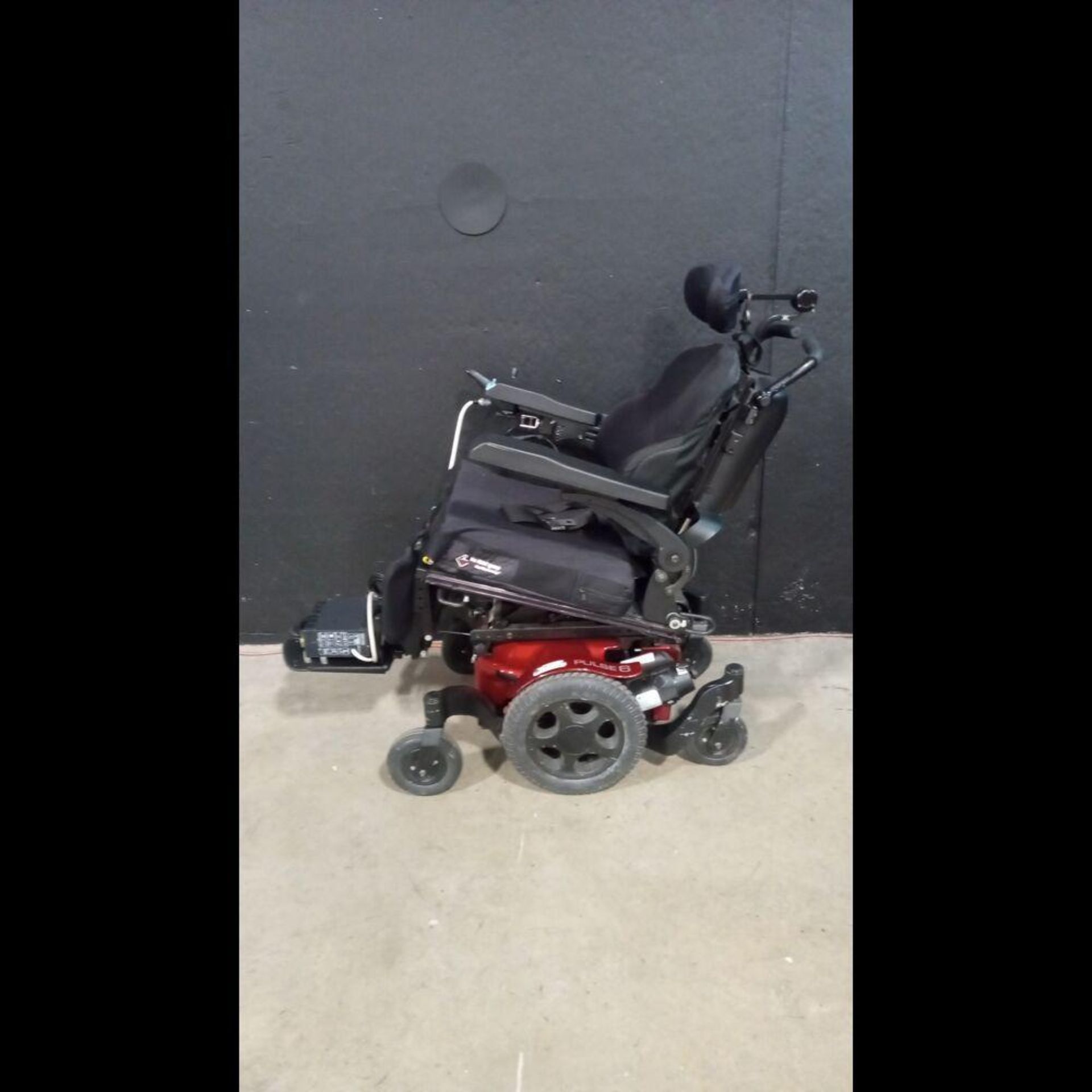 QUICKIE PULSE 6 MOTORIZED WHEELCHAIR WITH CHARGER - Image 2 of 4