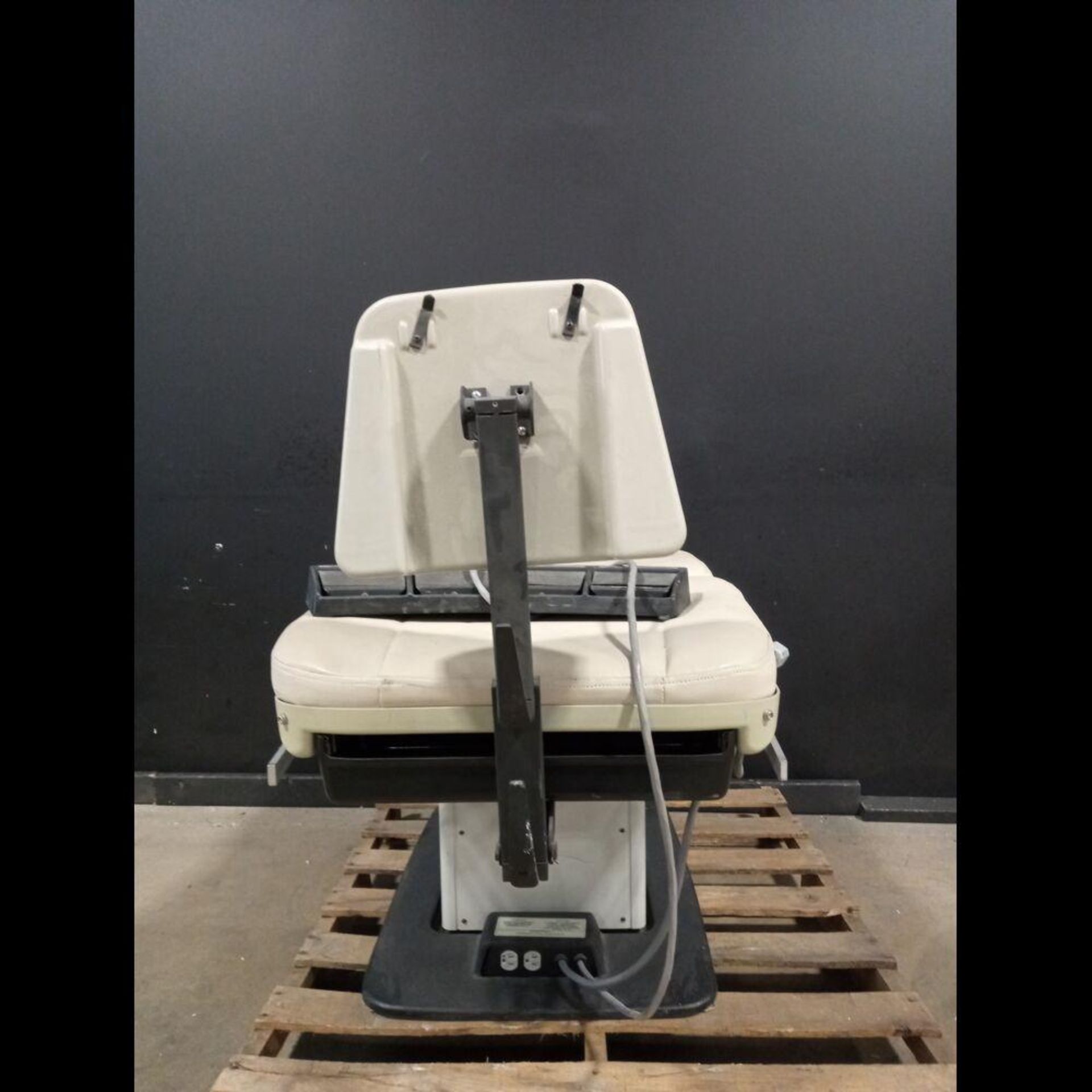 MIDMARK 75 ANNIVERSARY POWER EXAM TABLE WITH FOOTSWITCH - Image 4 of 4