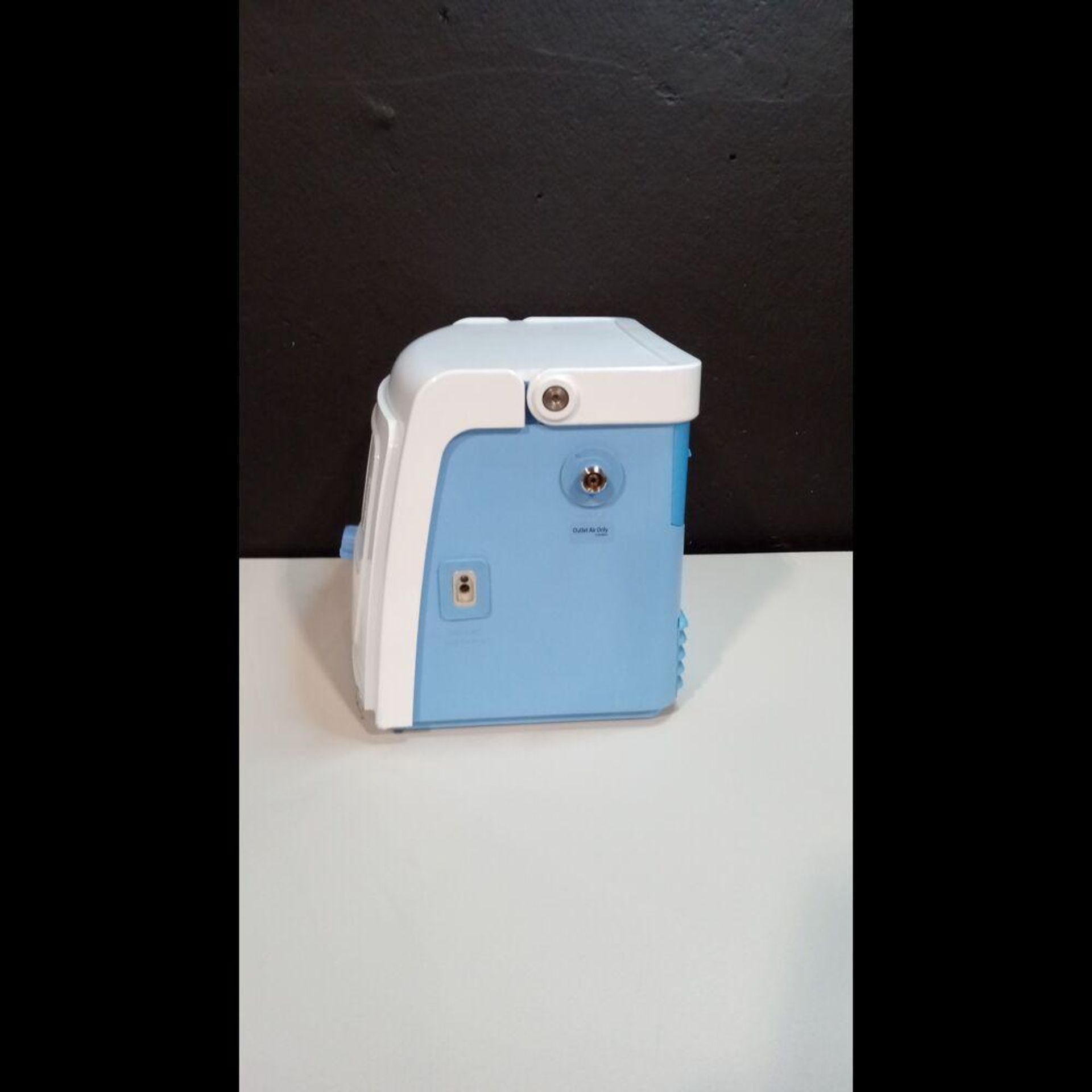 BREATHE TECHNOLOGIES INC. LIFE 2000 BREATHE VENTILATOR WITH COMPRESSOR - Image 2 of 4