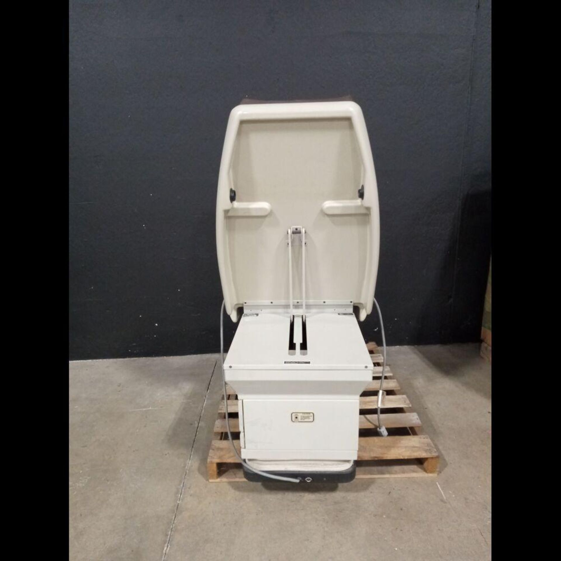MIDMARK 405 POWER EXAM TABLE WITH HAND CONTROL - Image 4 of 4