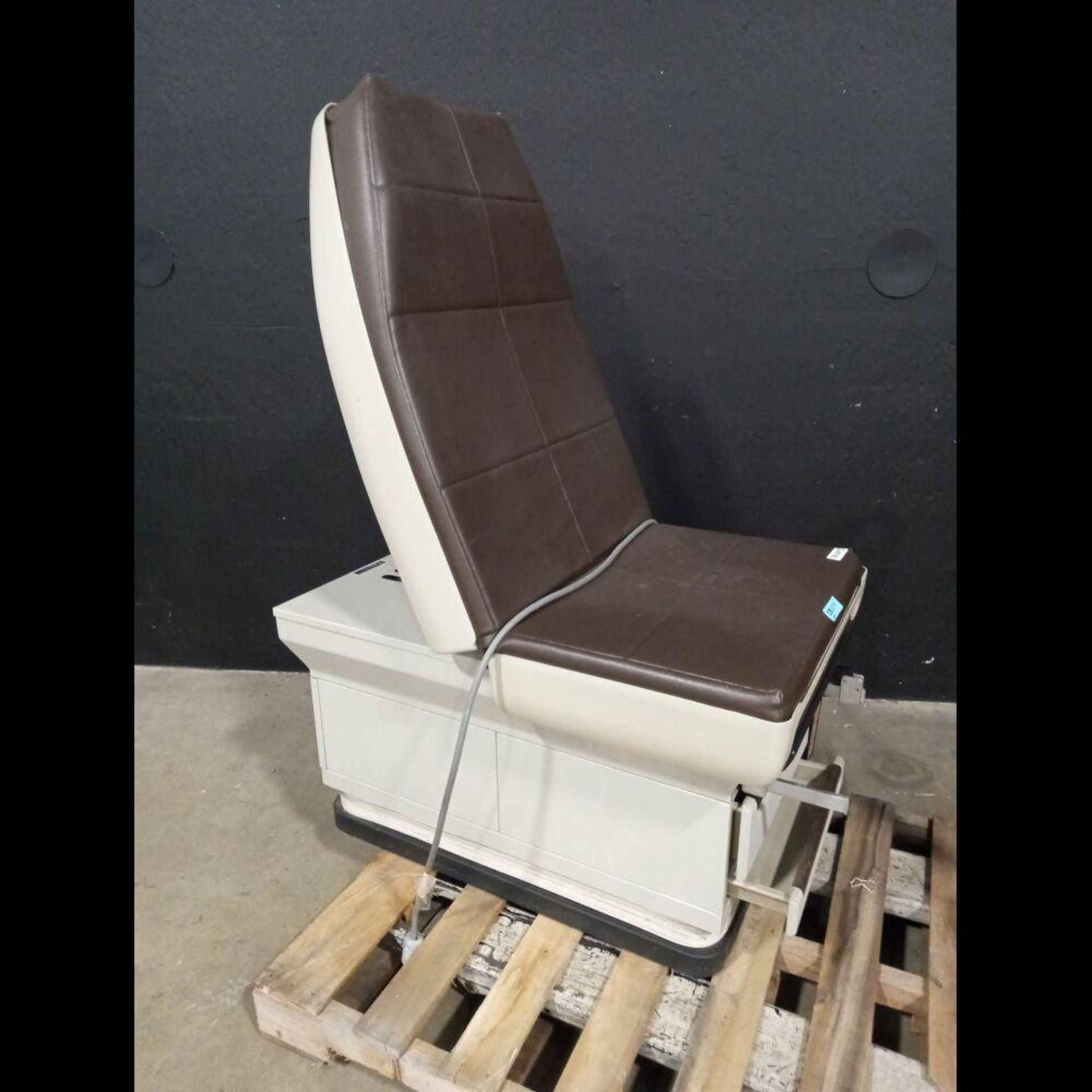 MIDMARK 405 POWER EXAM TABLE WITH HAND CONTROL - Image 3 of 4