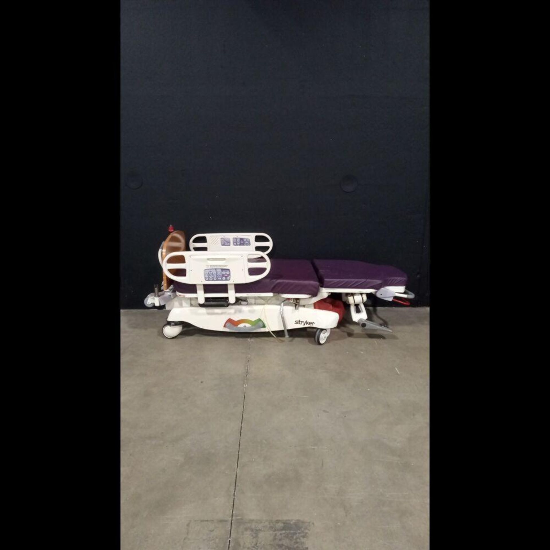STRYKER LD304 BIRTHING BED - Image 4 of 4