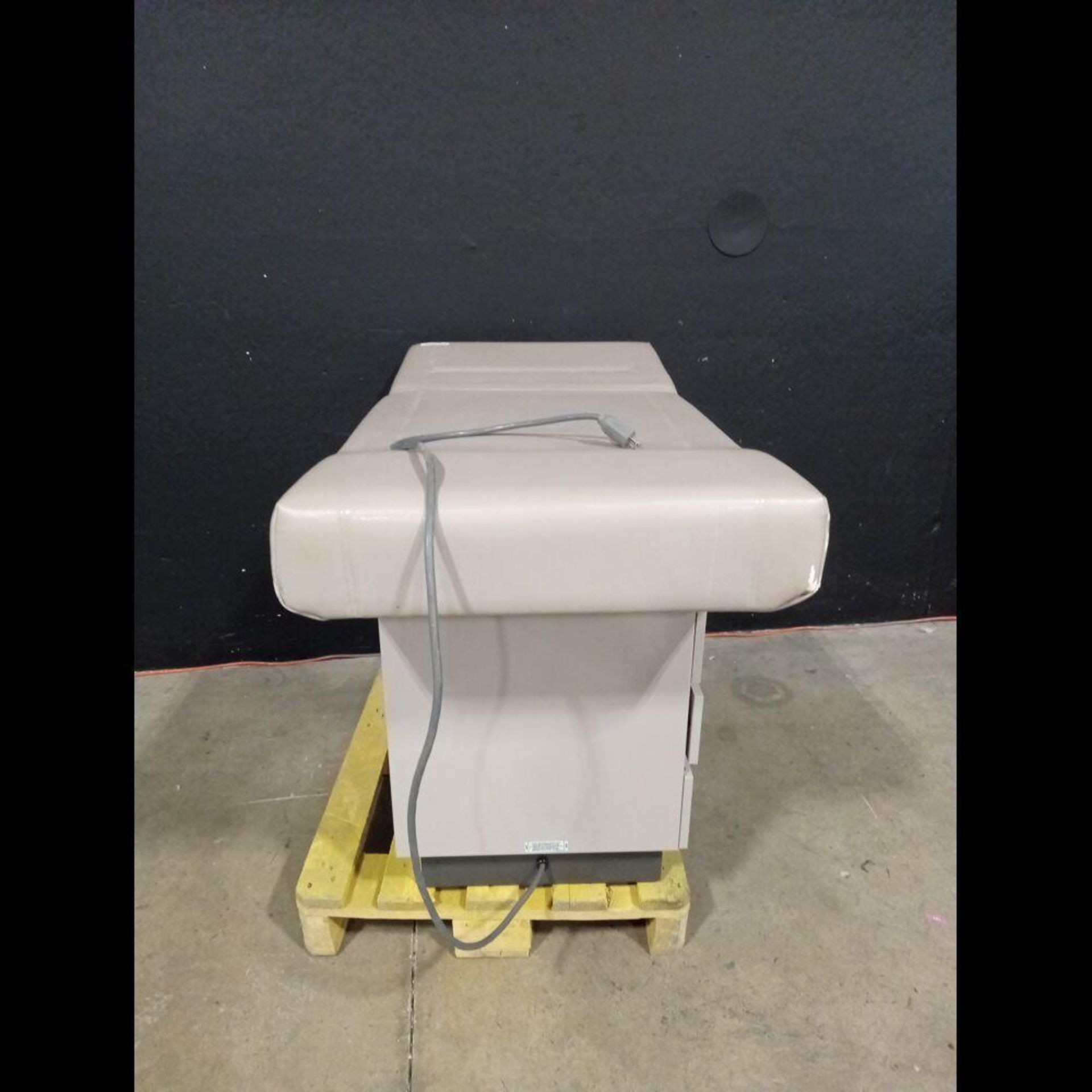 MIDMARK 104 EXAM TABLE - Image 4 of 4