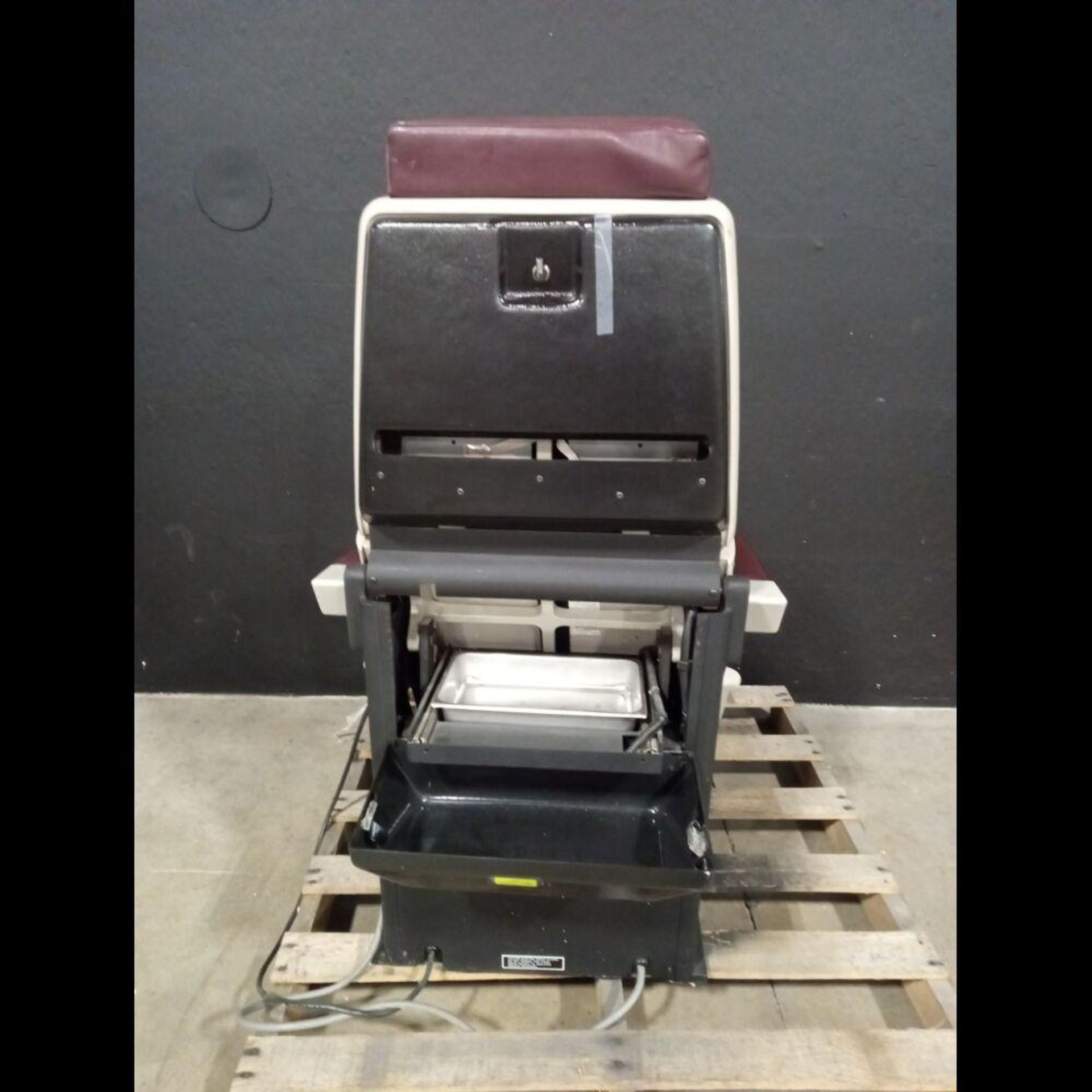 MIDMARK 413 POWER EXAM CHAIR WITH FOOTSWITCH - Image 4 of 4