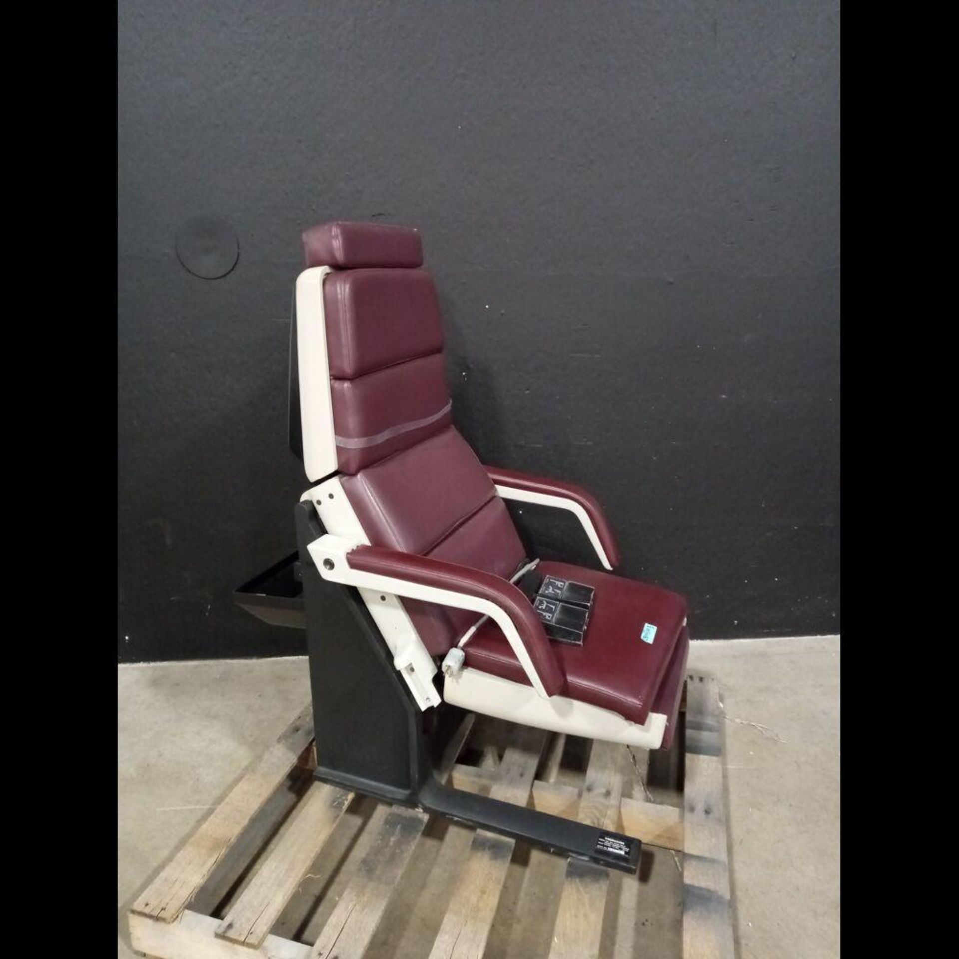 MIDMARK 413 POWER EXAM CHAIR WITH FOOTSWITCH - Image 3 of 4