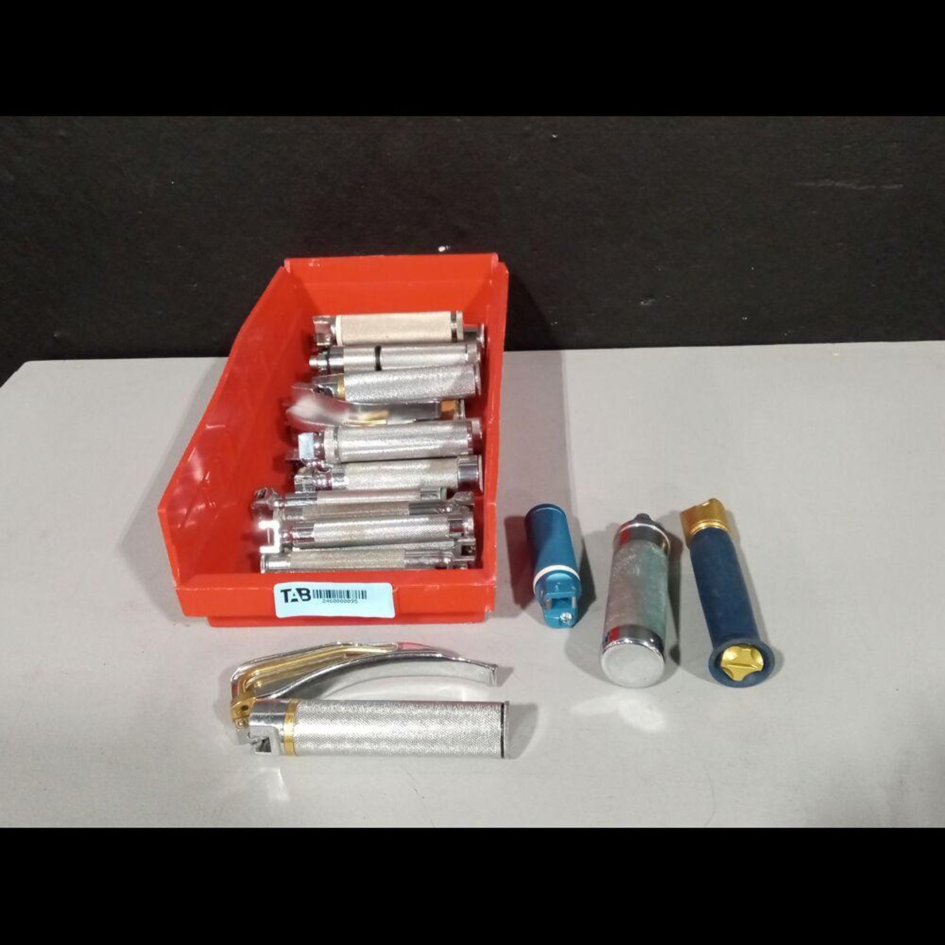 LARYNGOSCOPE HANDLES
