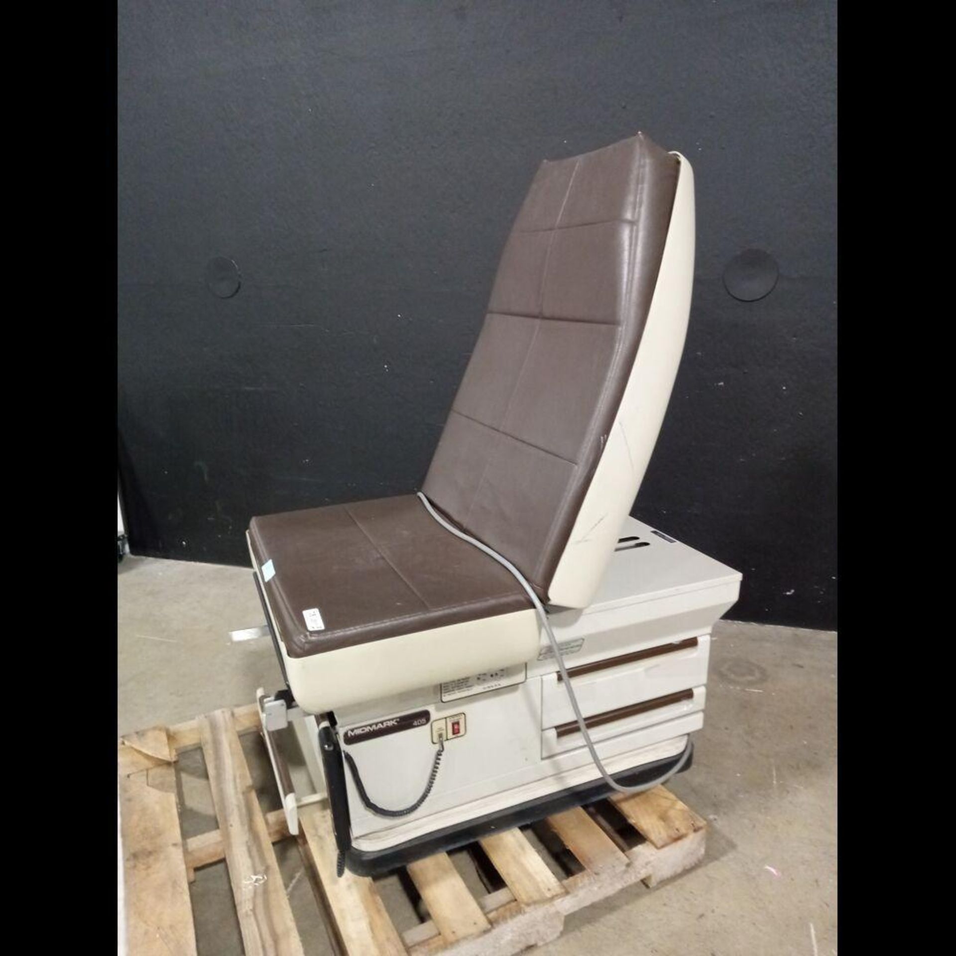MIDMARK 405 POWER EXAM TABLE WITH HAND CONTROL - Image 2 of 4