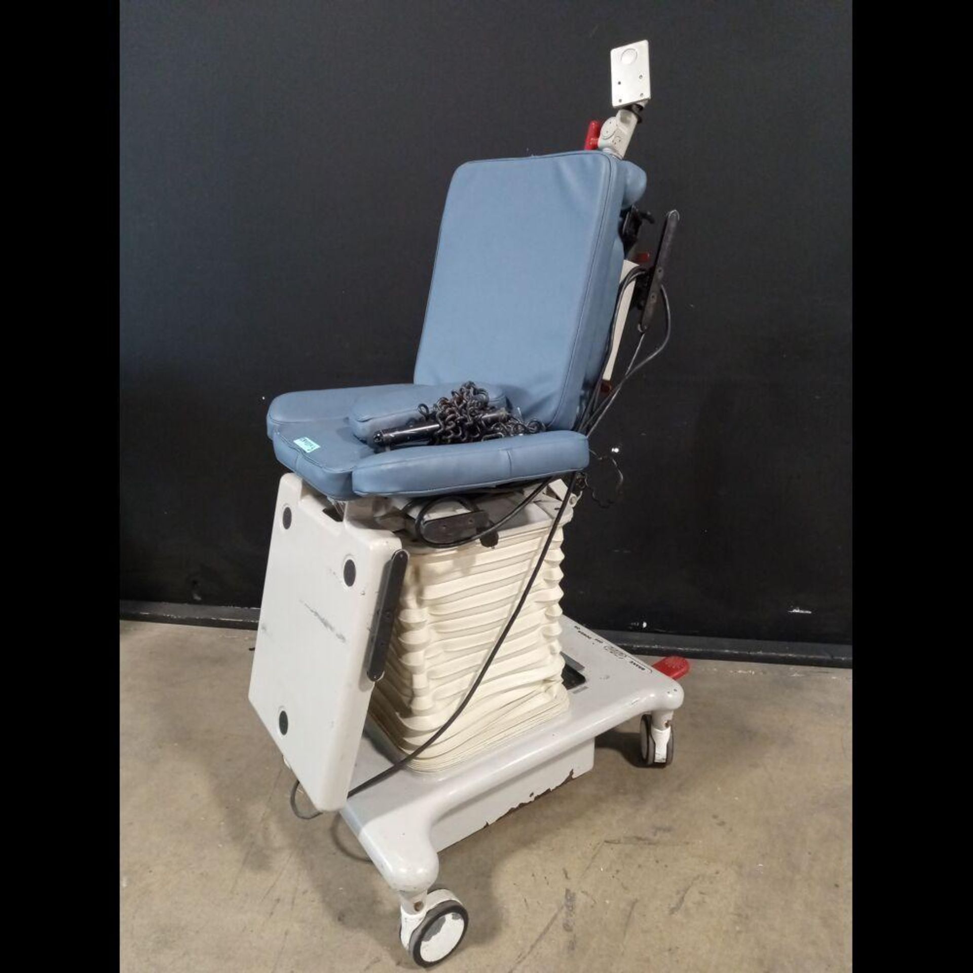 MIDMARK 712 POWER EXAM CHAIR WITH HAND CONTROL - Image 2 of 4
