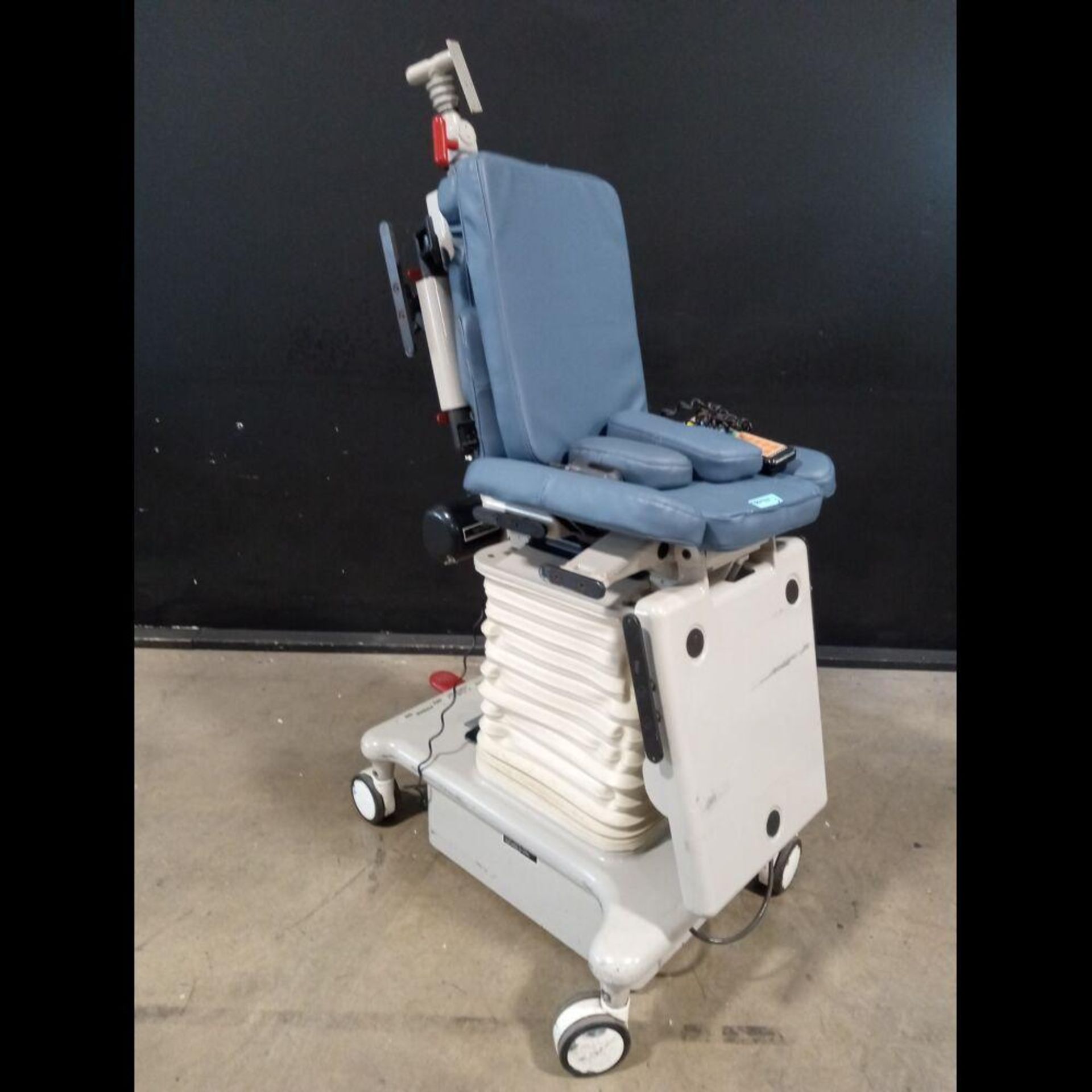 MIDMARK 712 POWER EXAM CHAIR WITH HAND CONTROL - Image 3 of 4