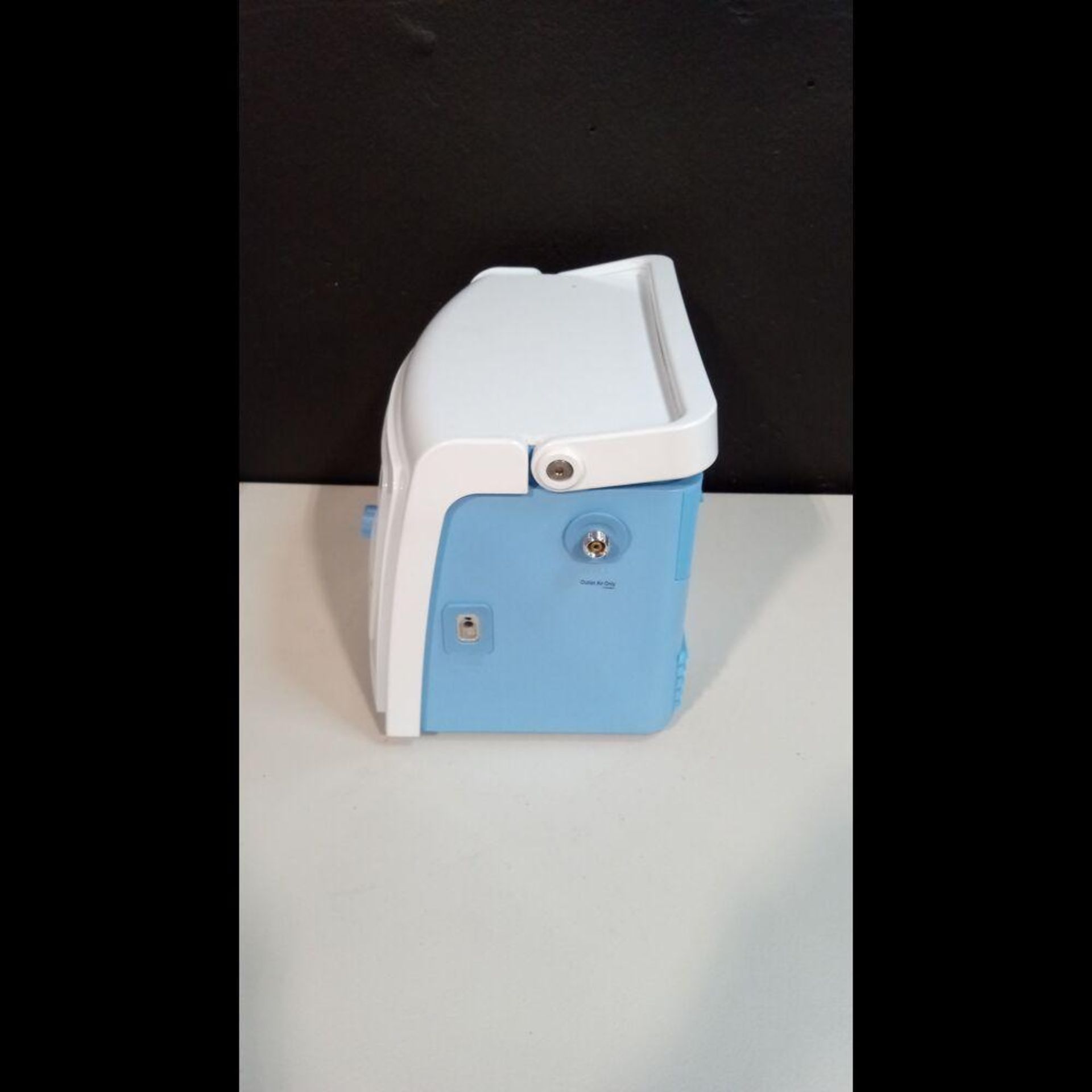 BREATHE TECHNOLOGIES INC. LIFE 2000 BREATHE VENTILATOR WITH COMPRESSOR - Image 2 of 4