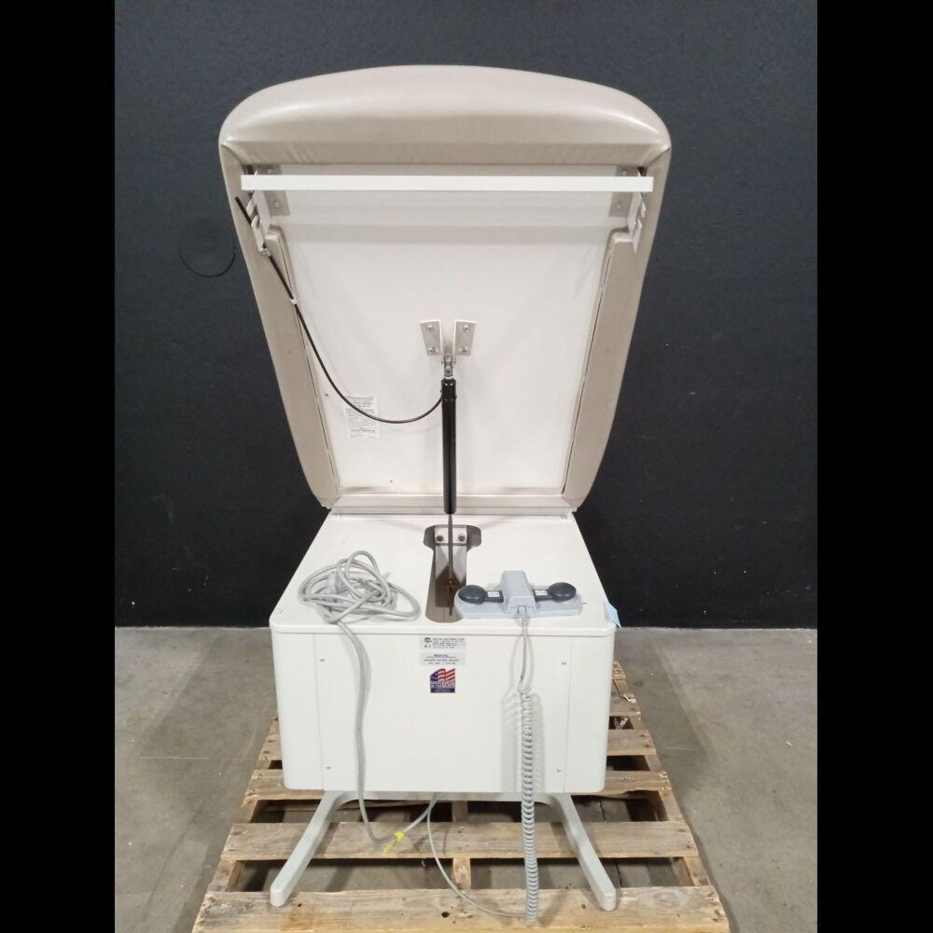 UMF 4070 POWER EXAM TABLE WITH FOOTSWITCH - Image 4 of 4