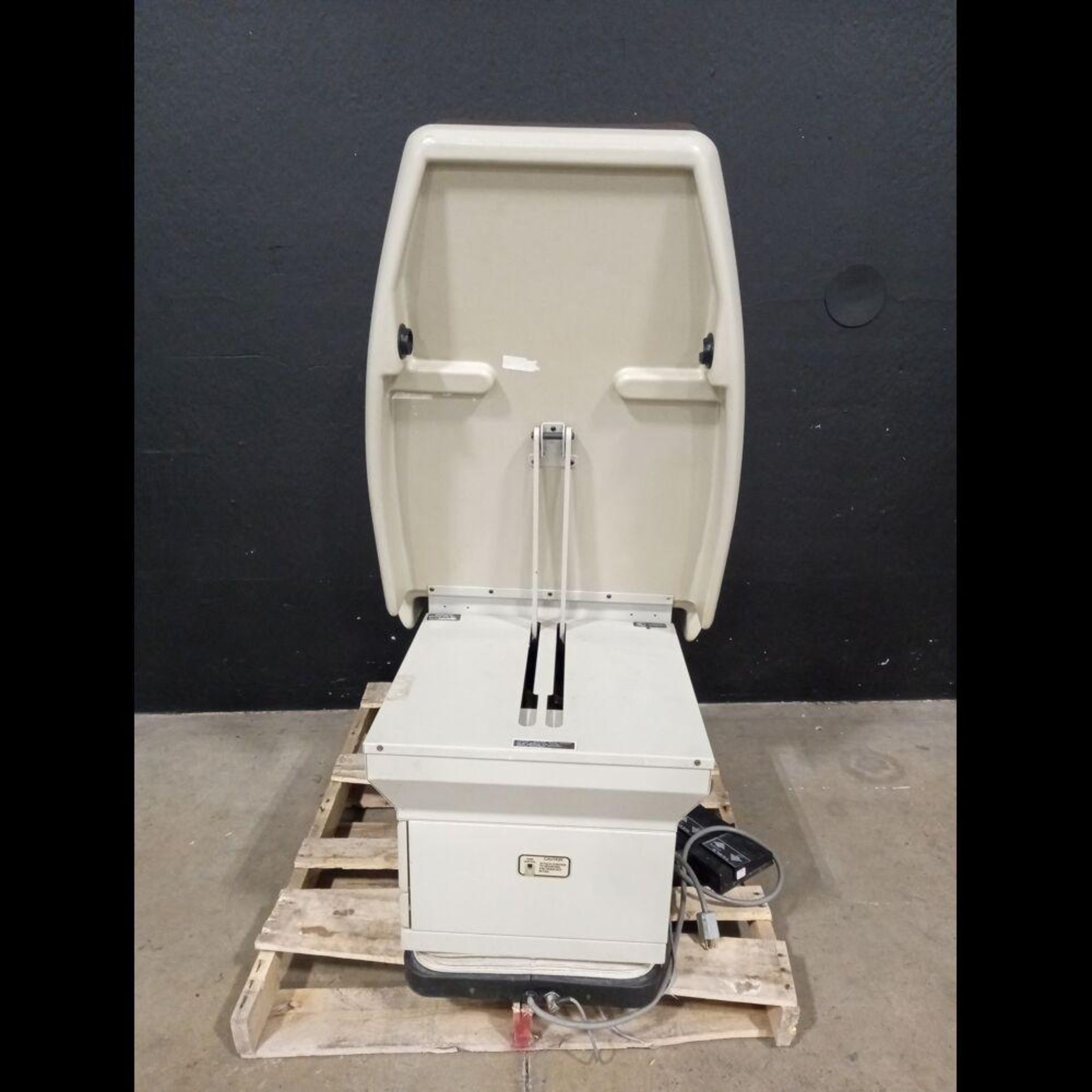 RITTER 305 POWER EXAM TABLE WITH FOOTSWITCH - Image 4 of 4