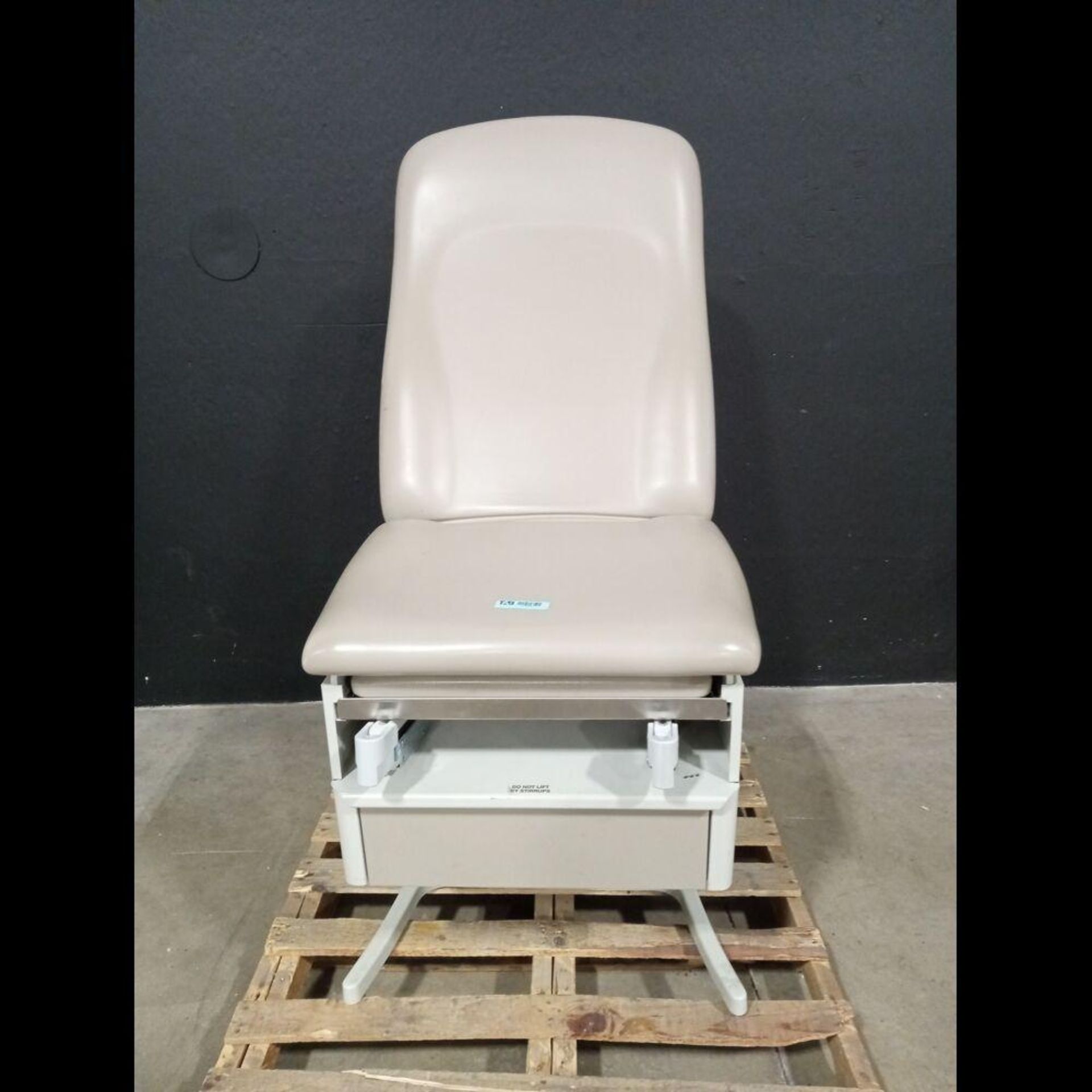 UMF 4070 POWER EXAM TABLE WITH FOOTSWITCH