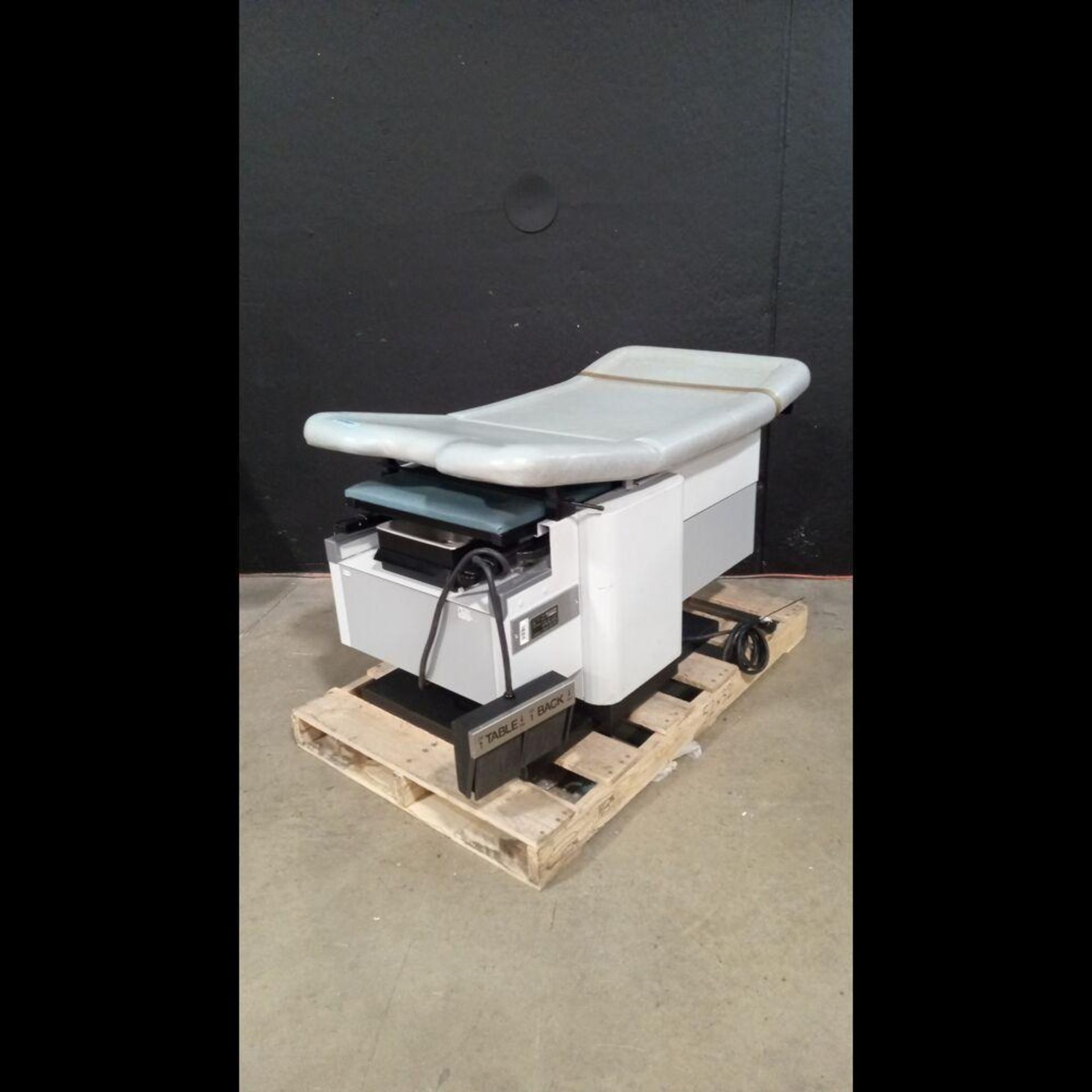 ENOCHS 4000 POWER EXAM TABLE WITH FOOTSWITCH - Image 2 of 4