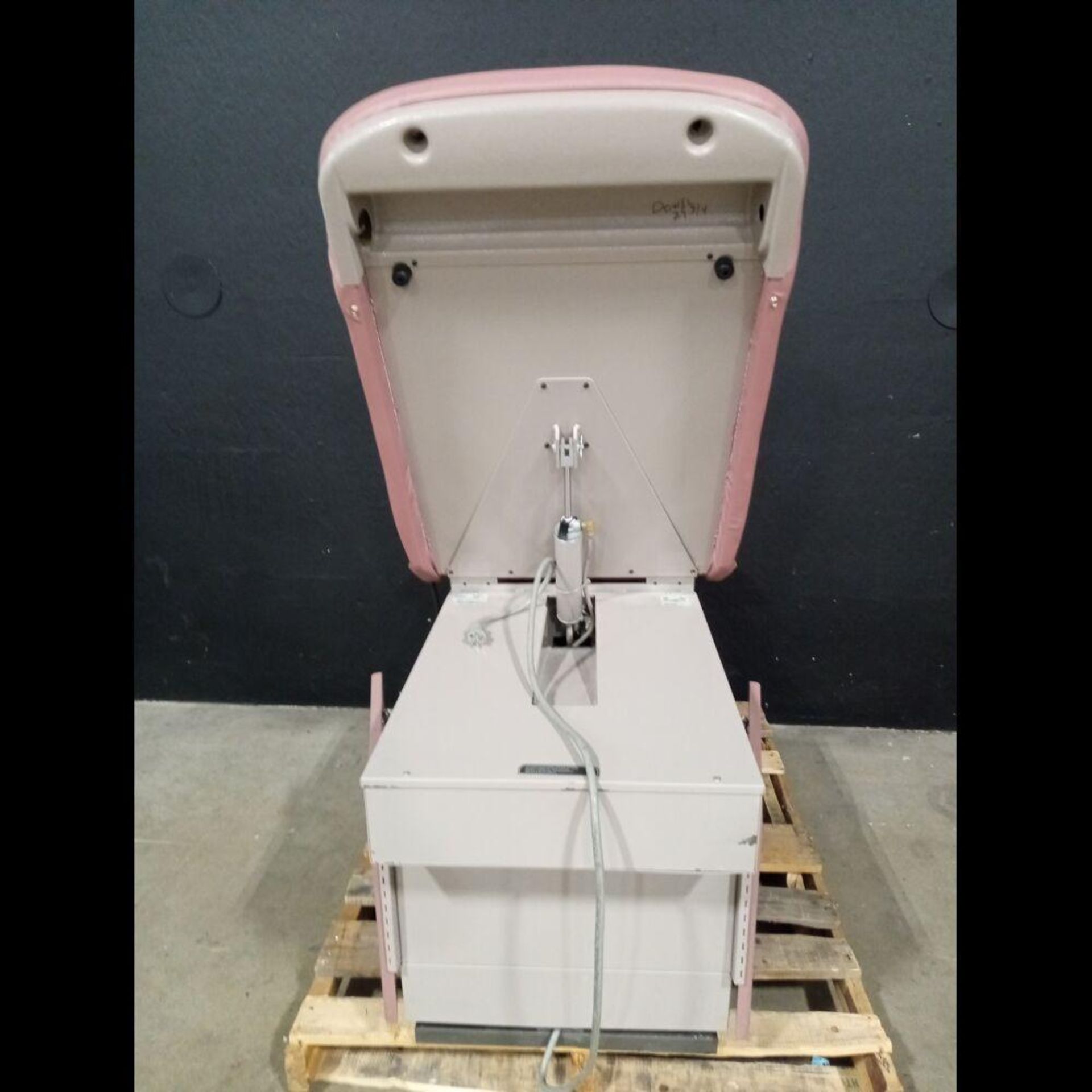 MIDMARK 405 POWER EXAM TABLE WITH HAND CONTROL & FOOTSWITCH - Image 4 of 4