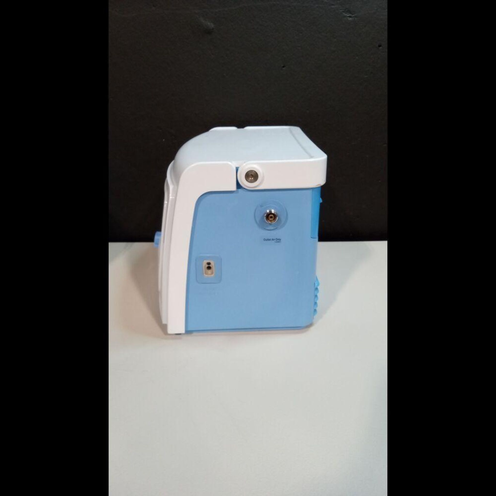 BREATHE TECHNOLOGIES INC. LIFE 2000 BREATHE VENTILATOR WITH COMPRESSOR - Image 2 of 4