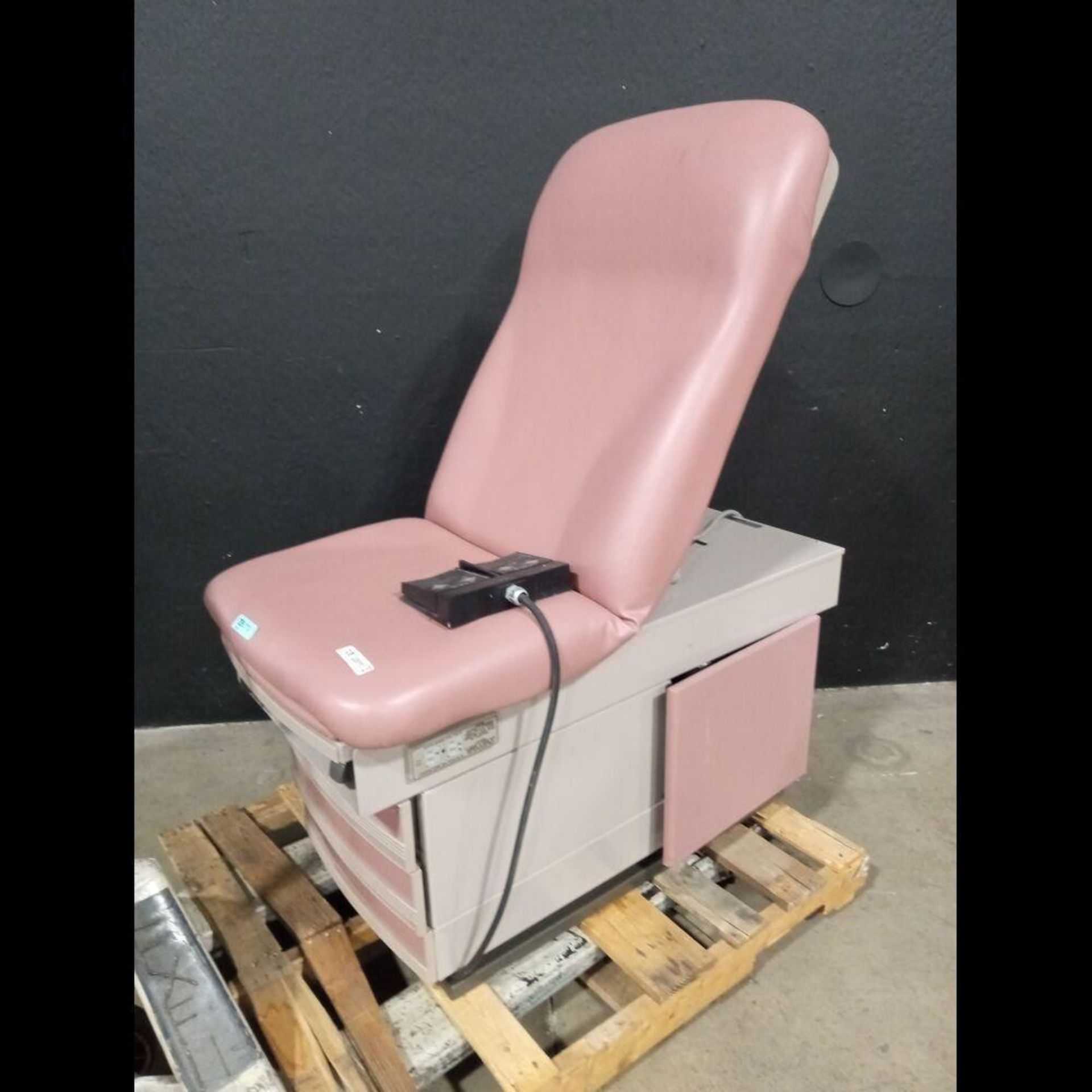 MIDMARK 405 POWER EXAM TABLE WITH HAND CONTROL & FOOTSWITCH - Image 2 of 4