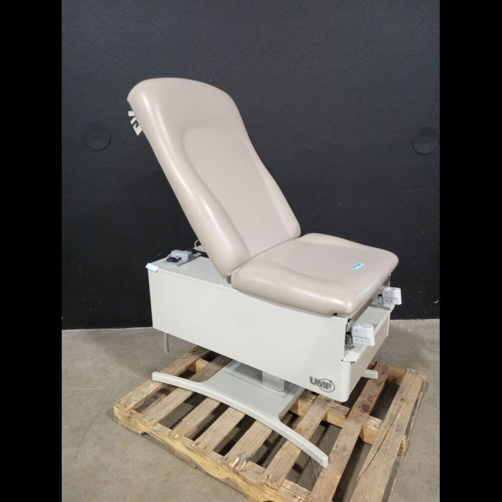 UMF 4070 POWER EXAM TABLE WITH FOOTSWITCH - Image 3 of 4