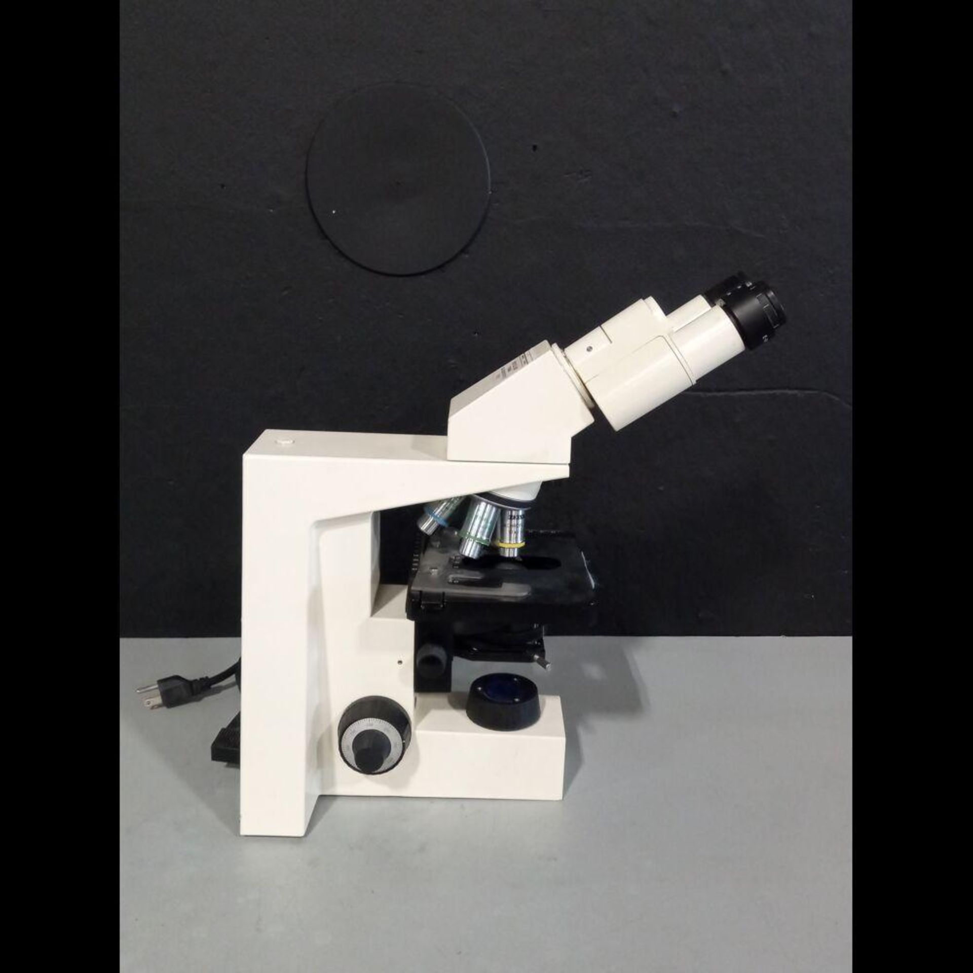 ZEISS AXIOLAB LAB MICROSCOPE WITH 3 OBJECTIVES - Image 4 of 4