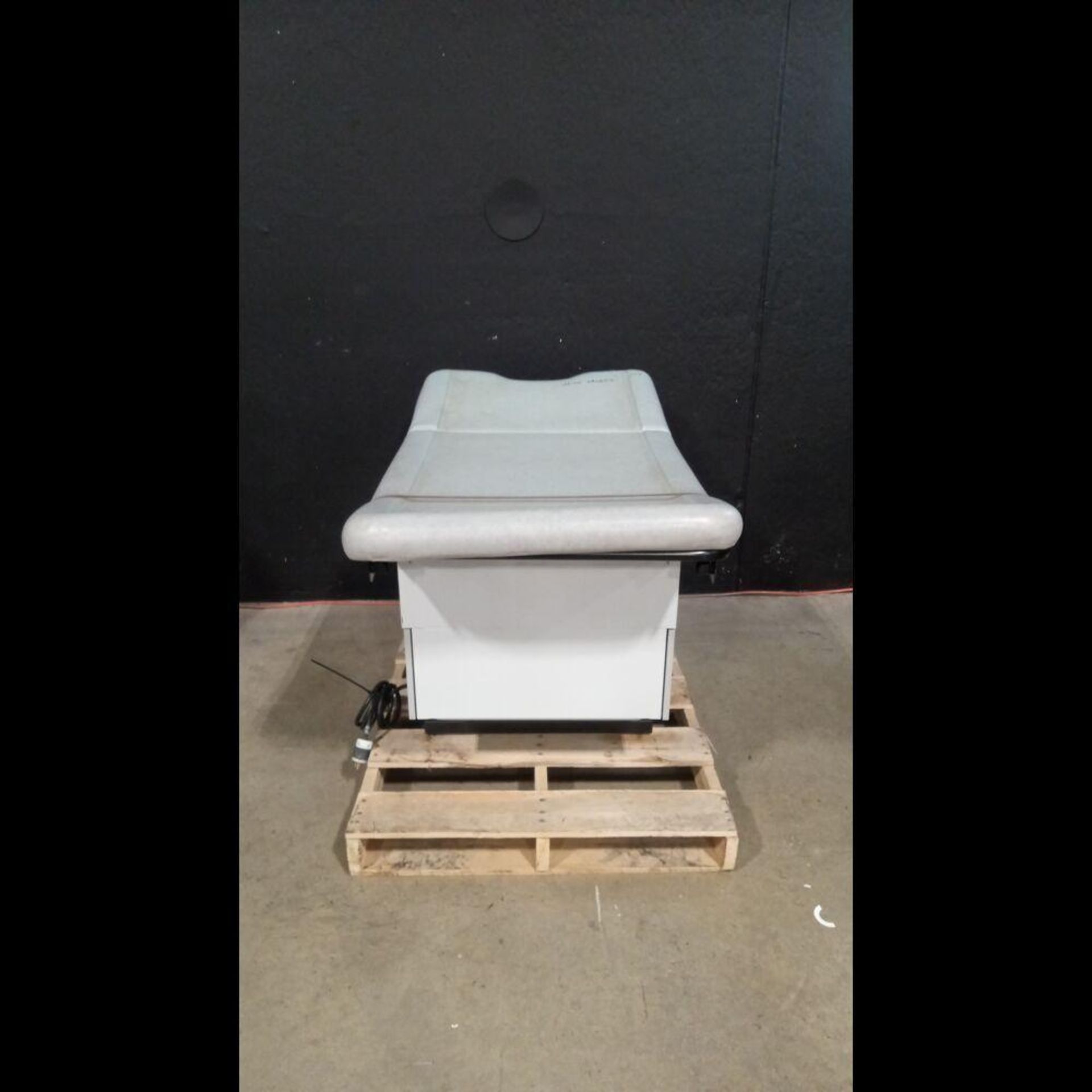 ENOCHS 4000 POWER EXAM TABLE WITH FOOTSWITCH - Image 4 of 4