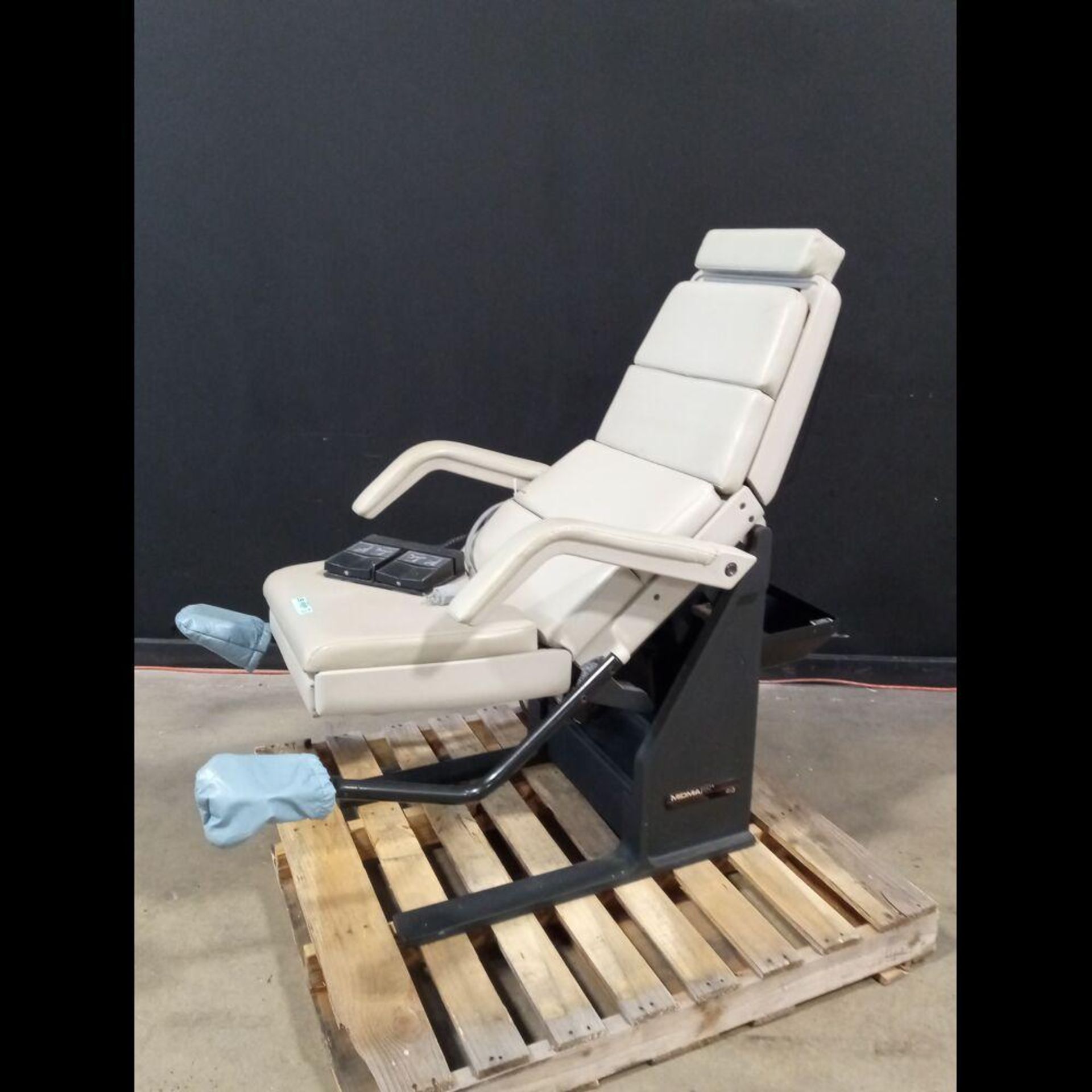 MIDMARK 413 POWER EXAM CHAIR - Image 3 of 4