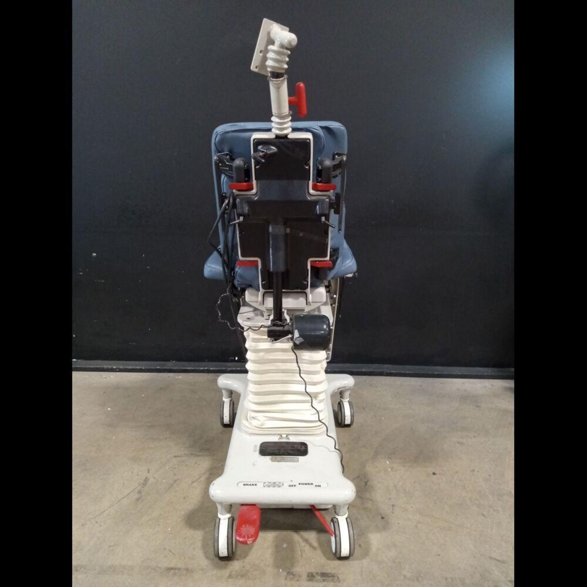 MIDMARK 712 POWER EXAM CHAIR WITH HAND CONTROL - Image 4 of 4