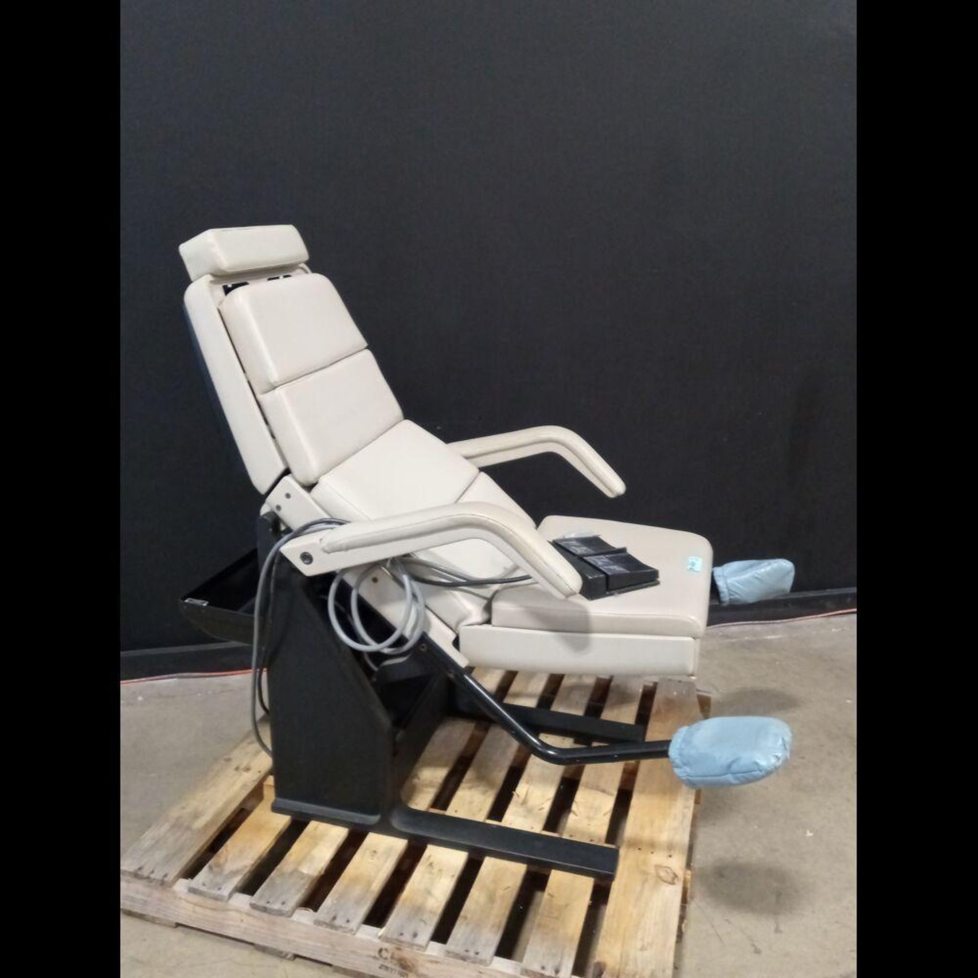 MIDMARK 413 POWER EXAM CHAIR - Image 2 of 4