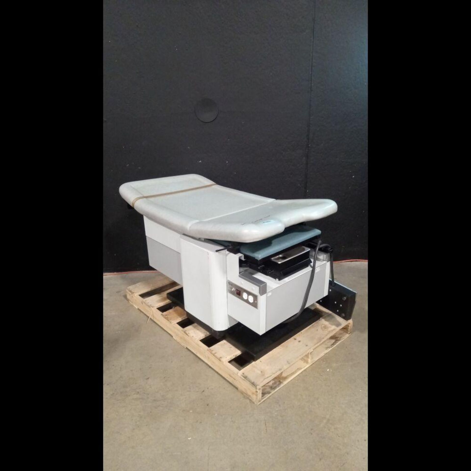 ENOCHS 4000 POWER EXAM TABLE WITH FOOTSWITCH - Image 3 of 4