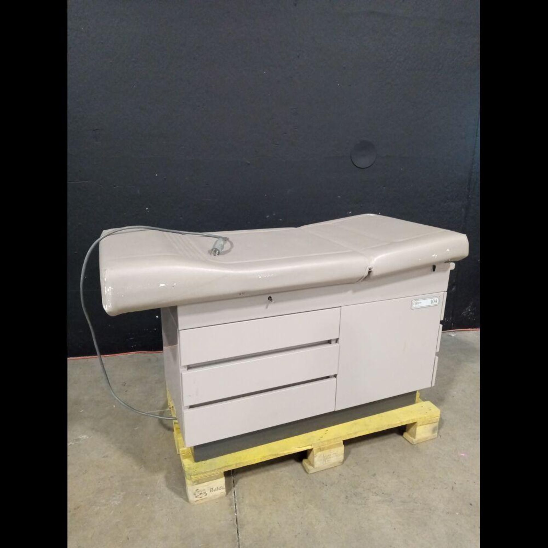 MIDMARK 104 EXAM TABLE - Image 3 of 4