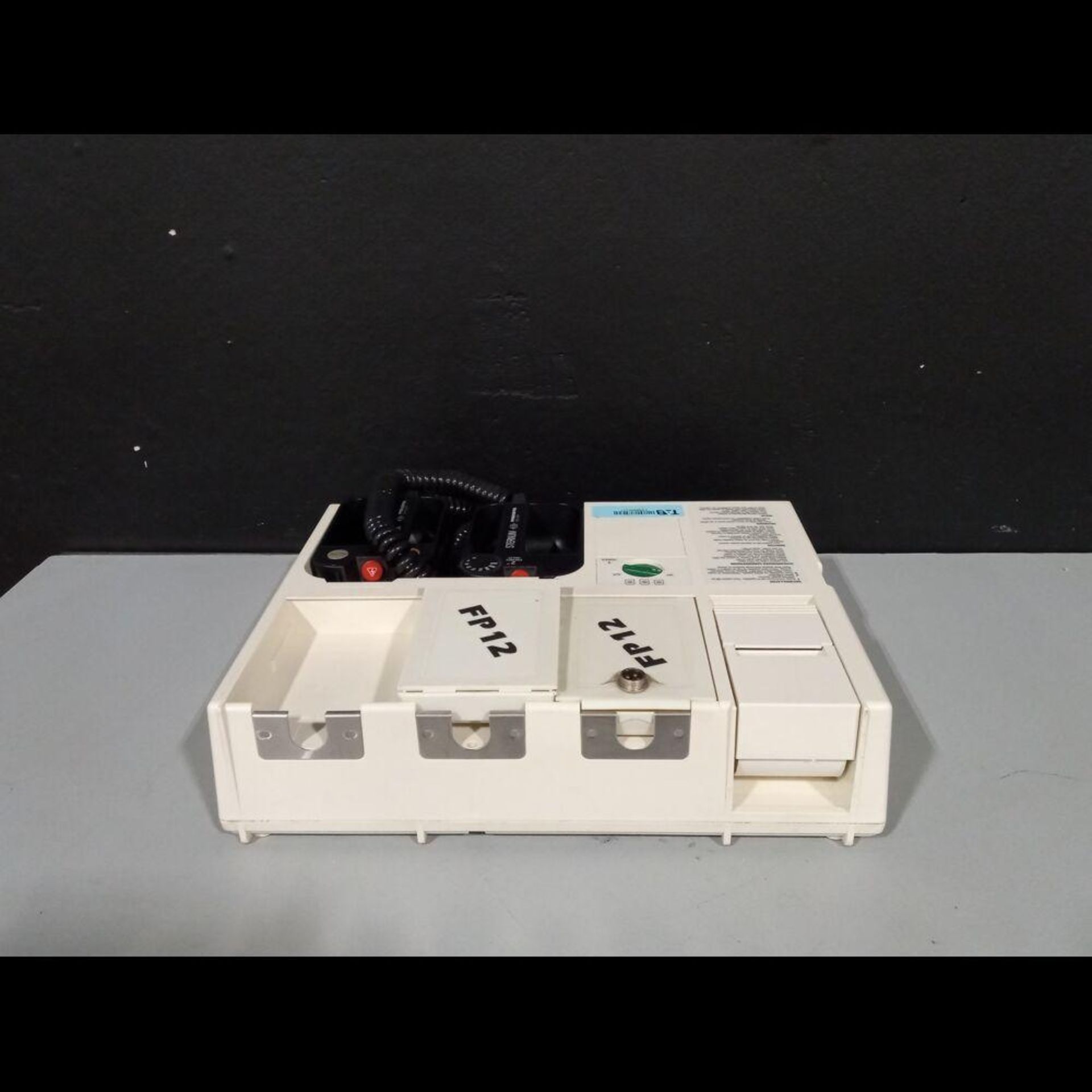 PHYSIO-CONTROL LIFEPAK 10 DEFIBRILLATOR WITH ECG, PADDLES, 2 BATTERIES - Image 3 of 4