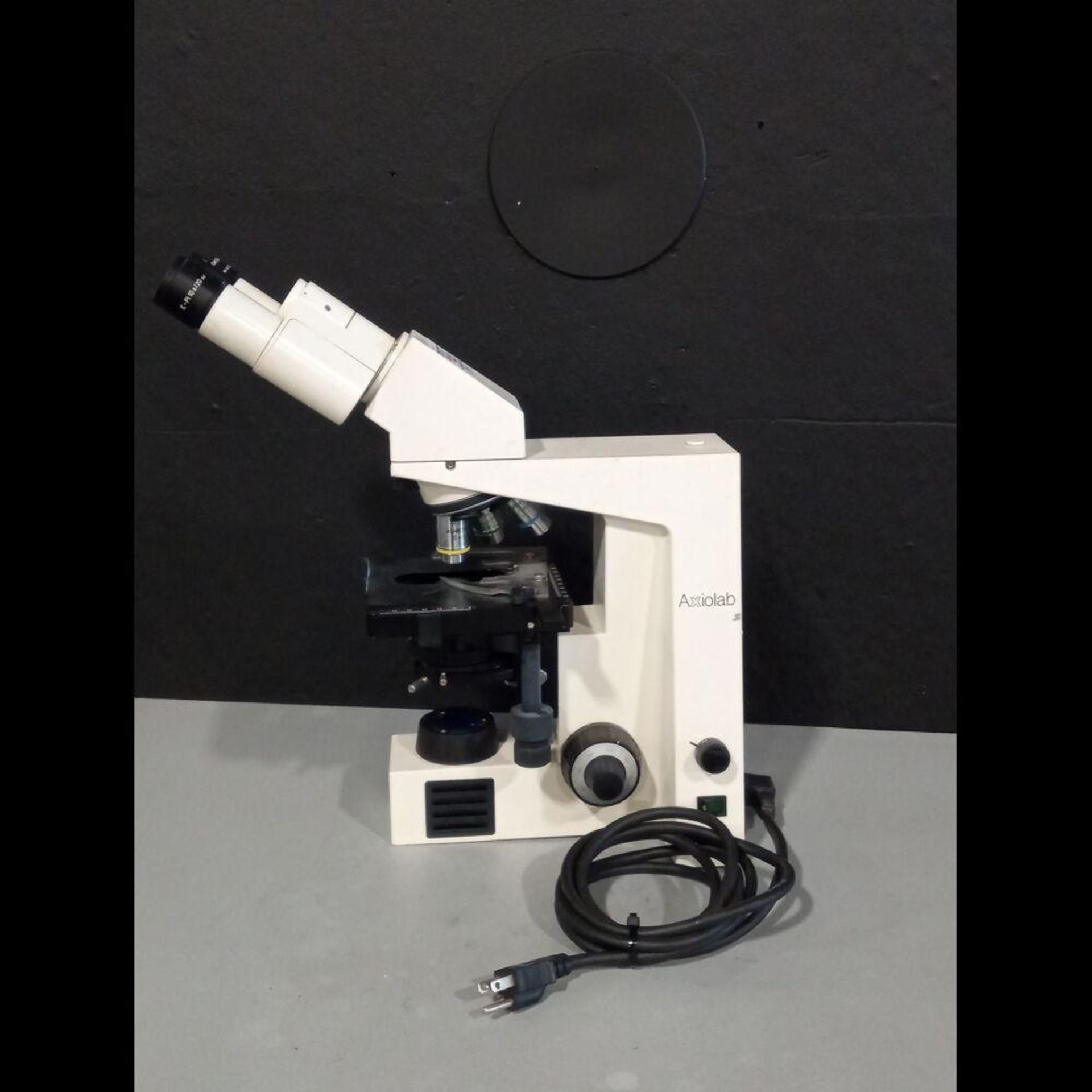 ZEISS AXIOLAB LAB MICROSCOPE WITH 3 OBJECTIVES - Image 2 of 4