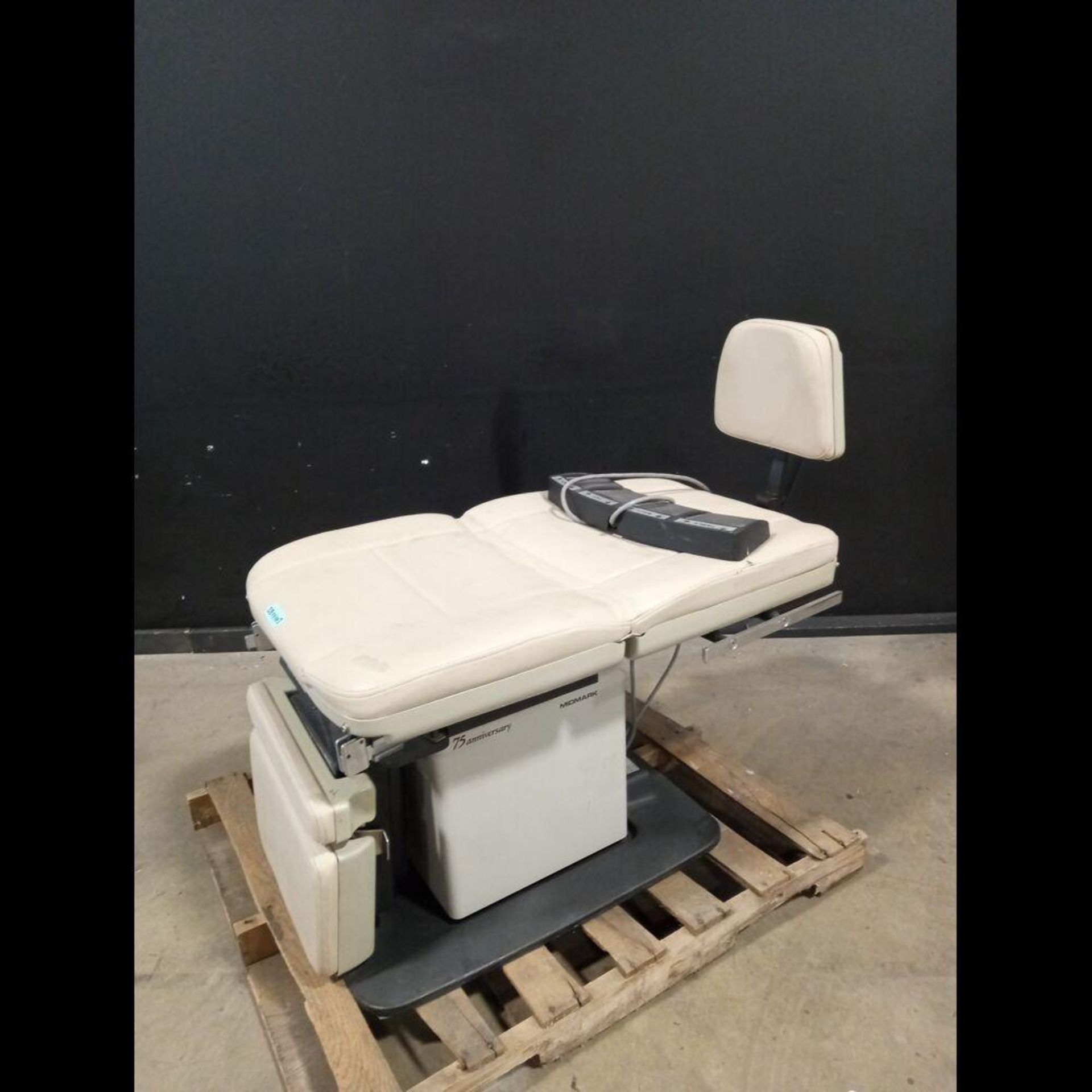 MIDMARK 75 ANNIVERSARY POWER EXAM TABLE WITH FOOTSWITCH - Image 2 of 4