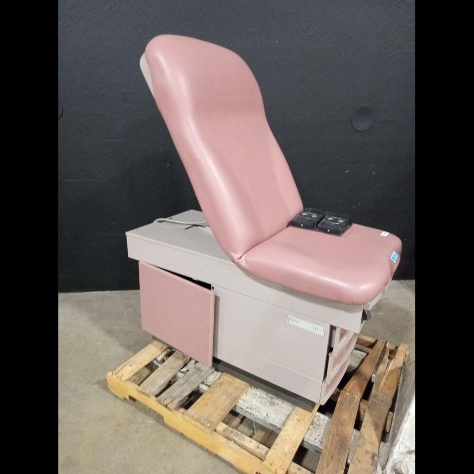 MIDMARK 405 POWER EXAM TABLE WITH HAND CONTROL & FOOTSWITCH - Image 3 of 4