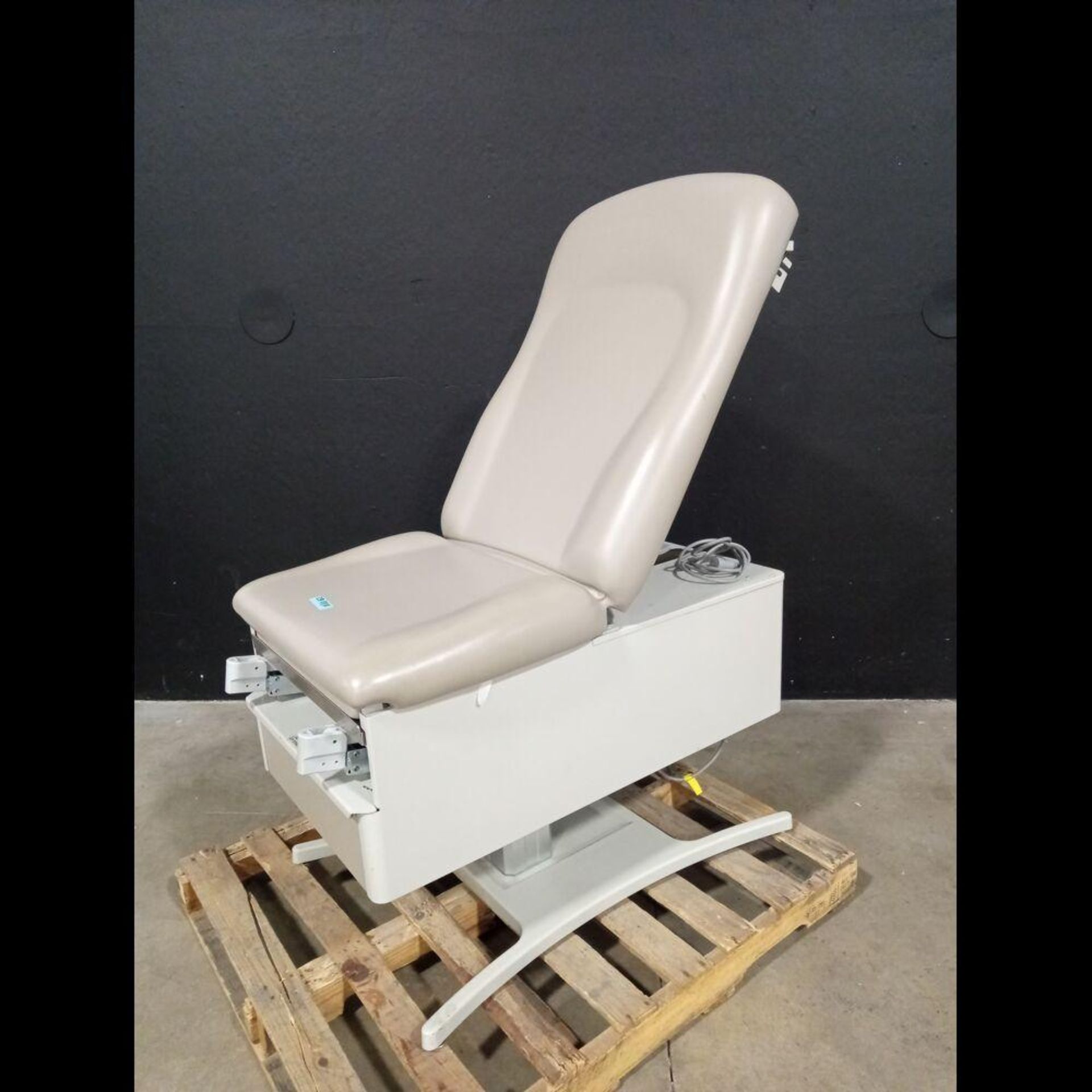UMF 4070 POWER EXAM TABLE WITH FOOTSWITCH - Image 2 of 4