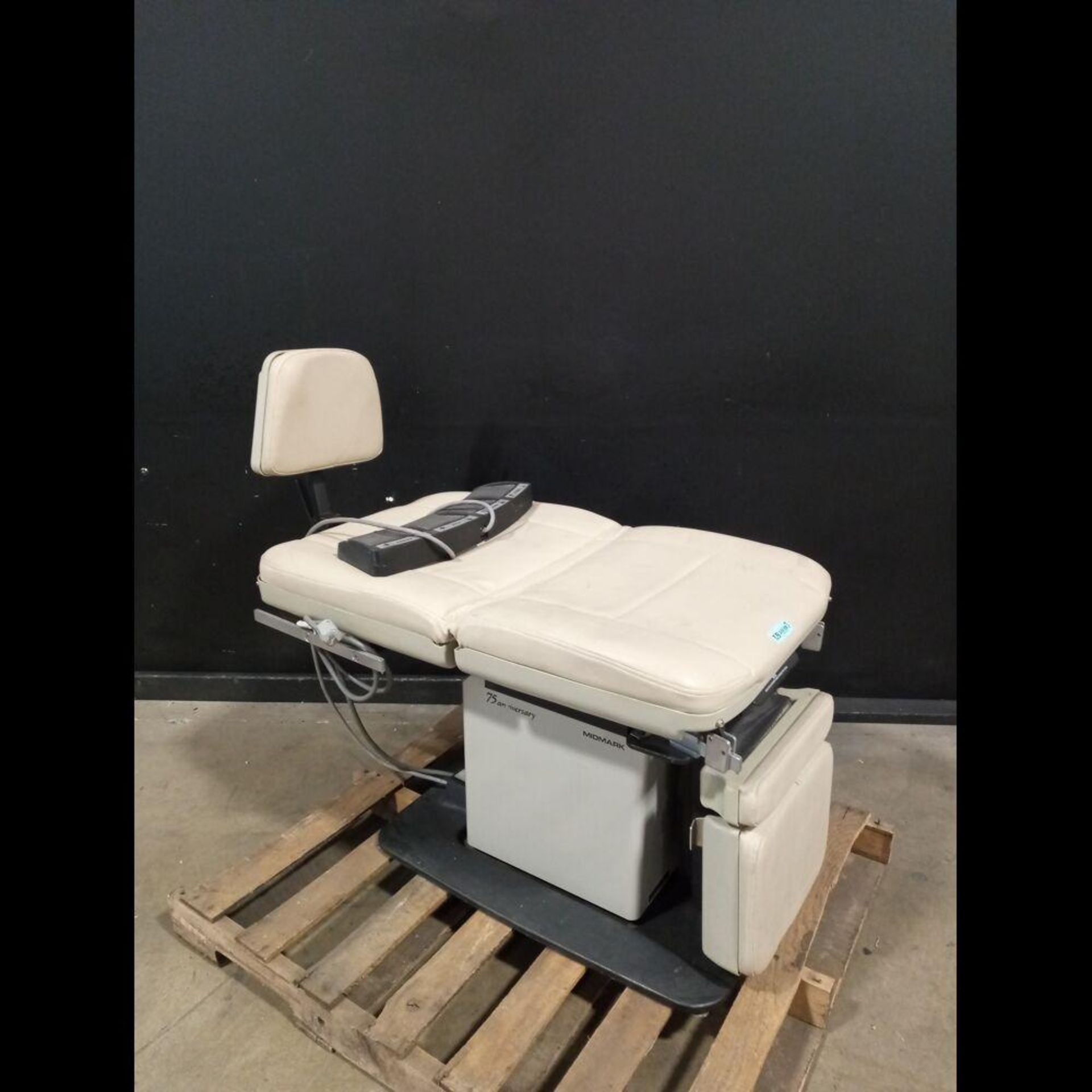 MIDMARK 75 ANNIVERSARY POWER EXAM TABLE WITH FOOTSWITCH - Image 3 of 4