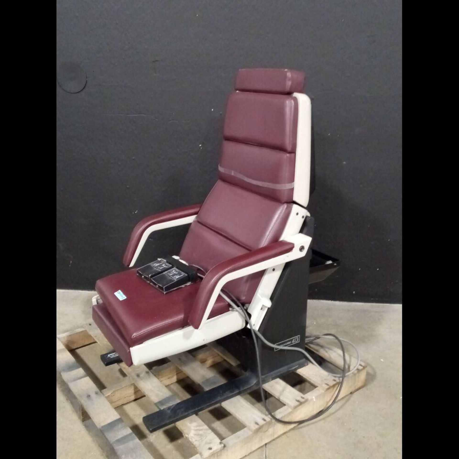 MIDMARK 413 POWER EXAM CHAIR WITH FOOTSWITCH - Image 2 of 4