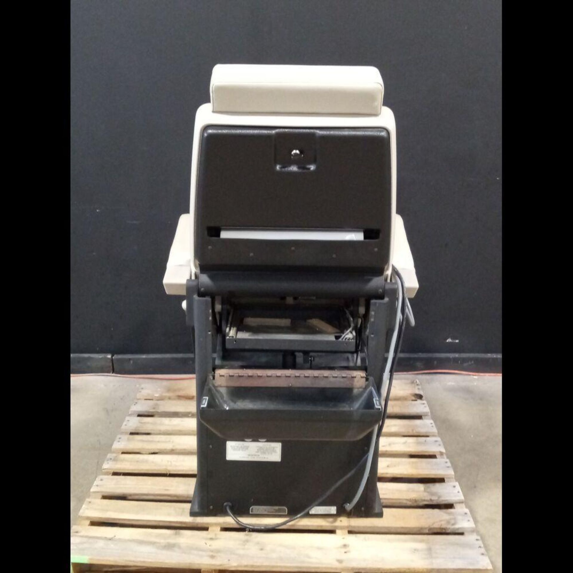 MIDMARK 413 POWER EXAM CHAIR - Image 4 of 4