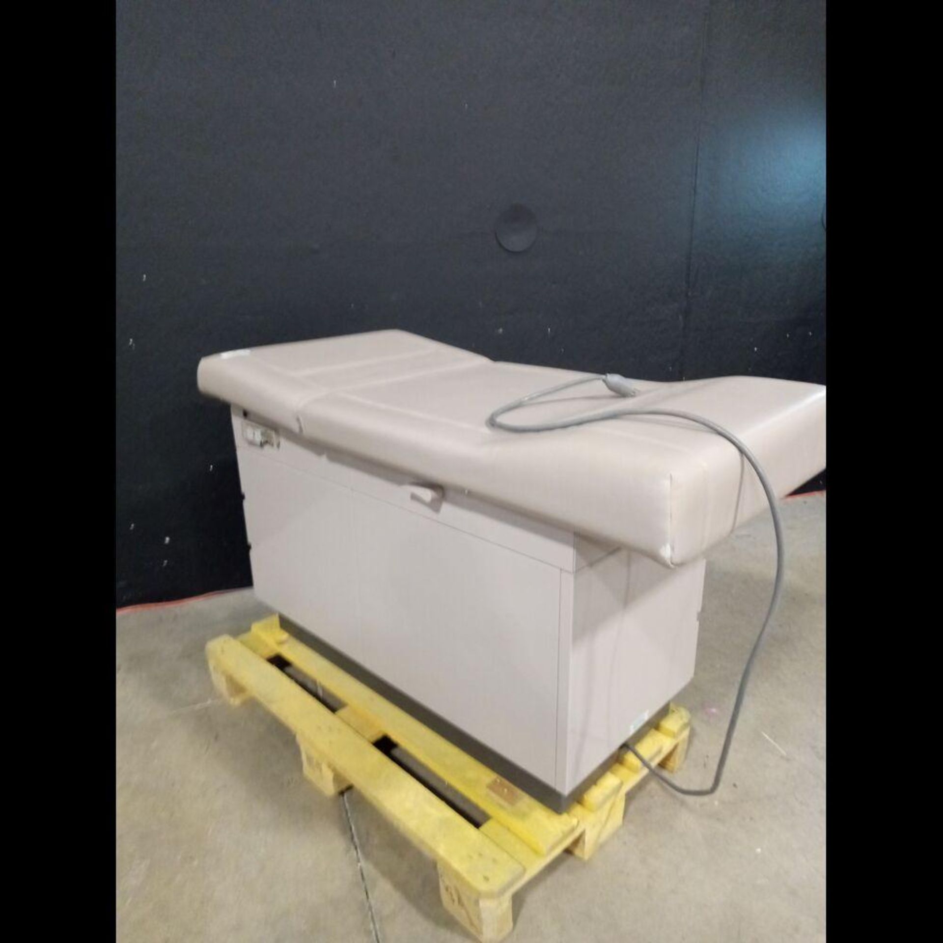 MIDMARK 104 EXAM TABLE - Image 2 of 4